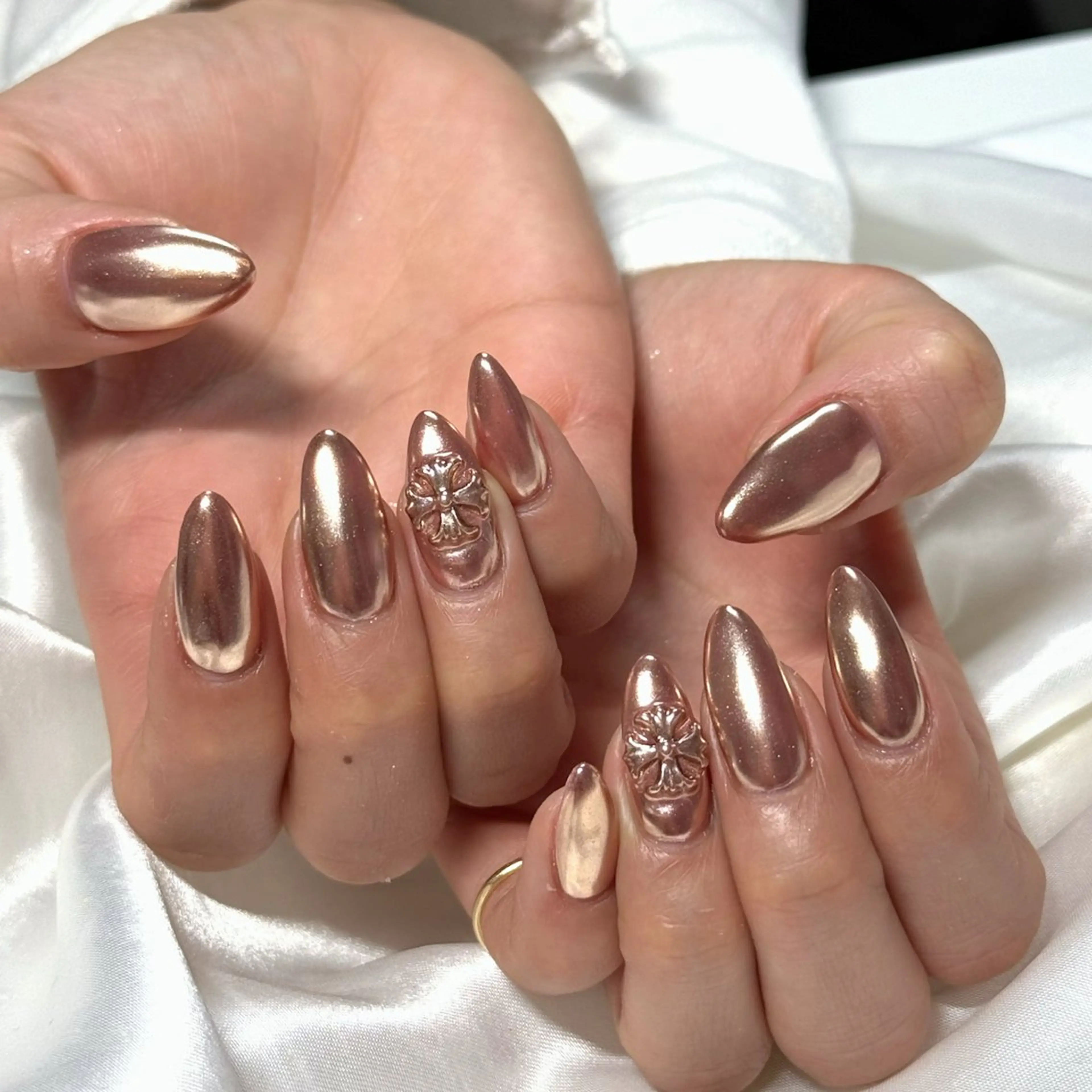 ネイル キラキラネイル ミラーネイル ワンカラーネイル ピンク シルバー ハンドネイル OKIKA所属・【OKIKA】 らん🦖🌈🧡のマツエク・マツパデザイン