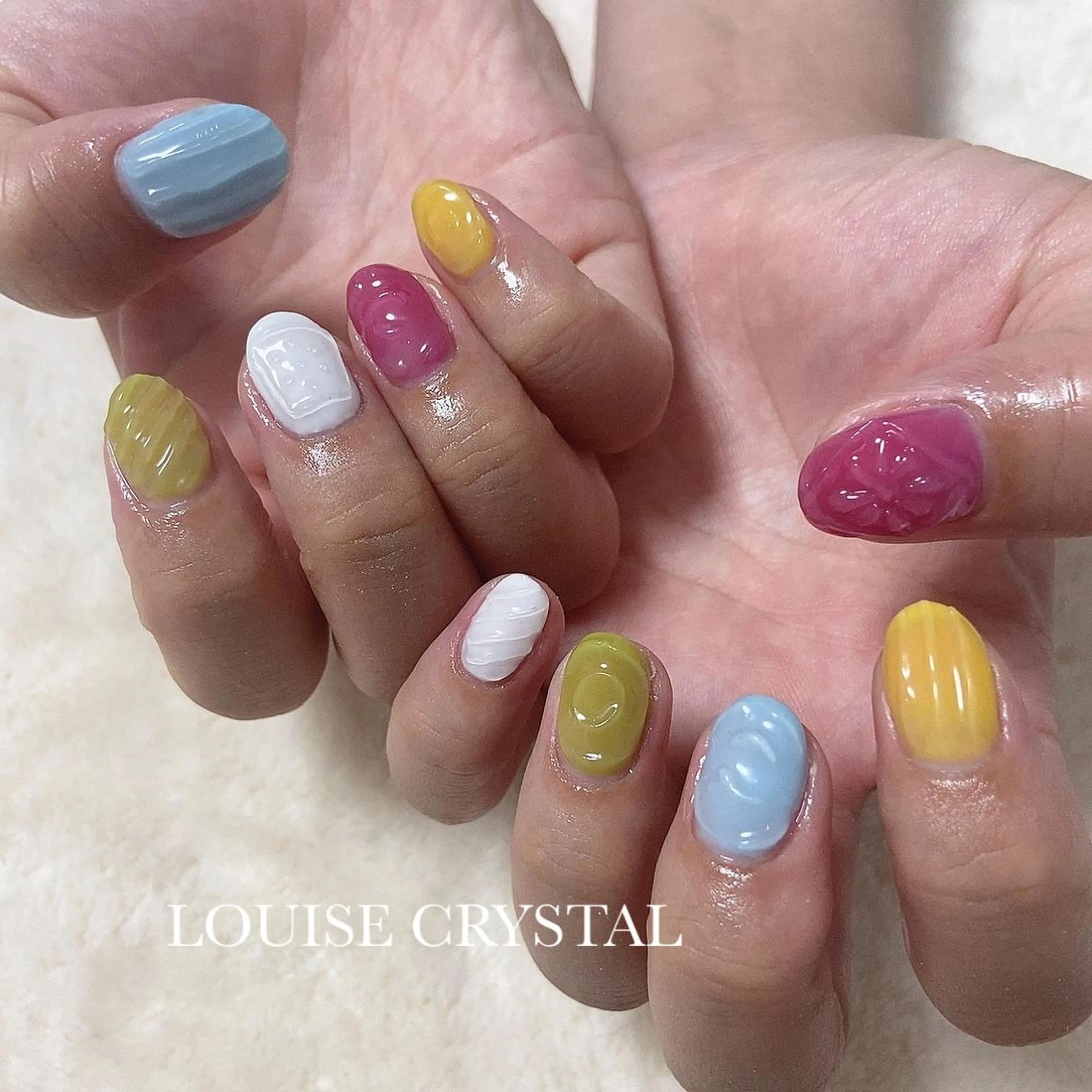 ネイル ハンドネイル LOUISE CRYSTALのネイルデザイン