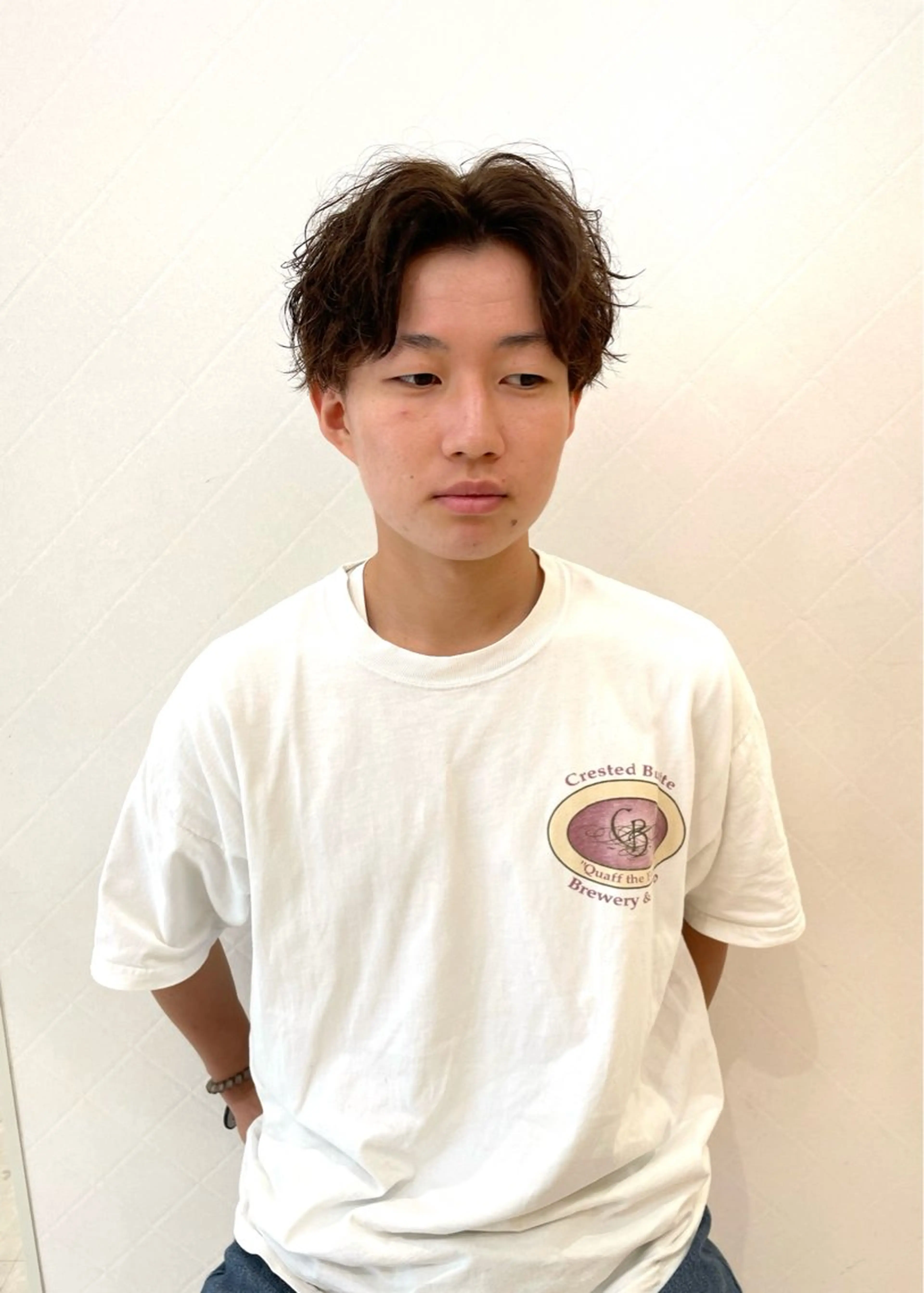 ショート カラー パーマ メンズ センターパート マッシュ メンズパーマ メンズショート ツイストスパイラルパーマ 顔周りレイヤー／ 似合わせ／古津遼平のヘアスタイル