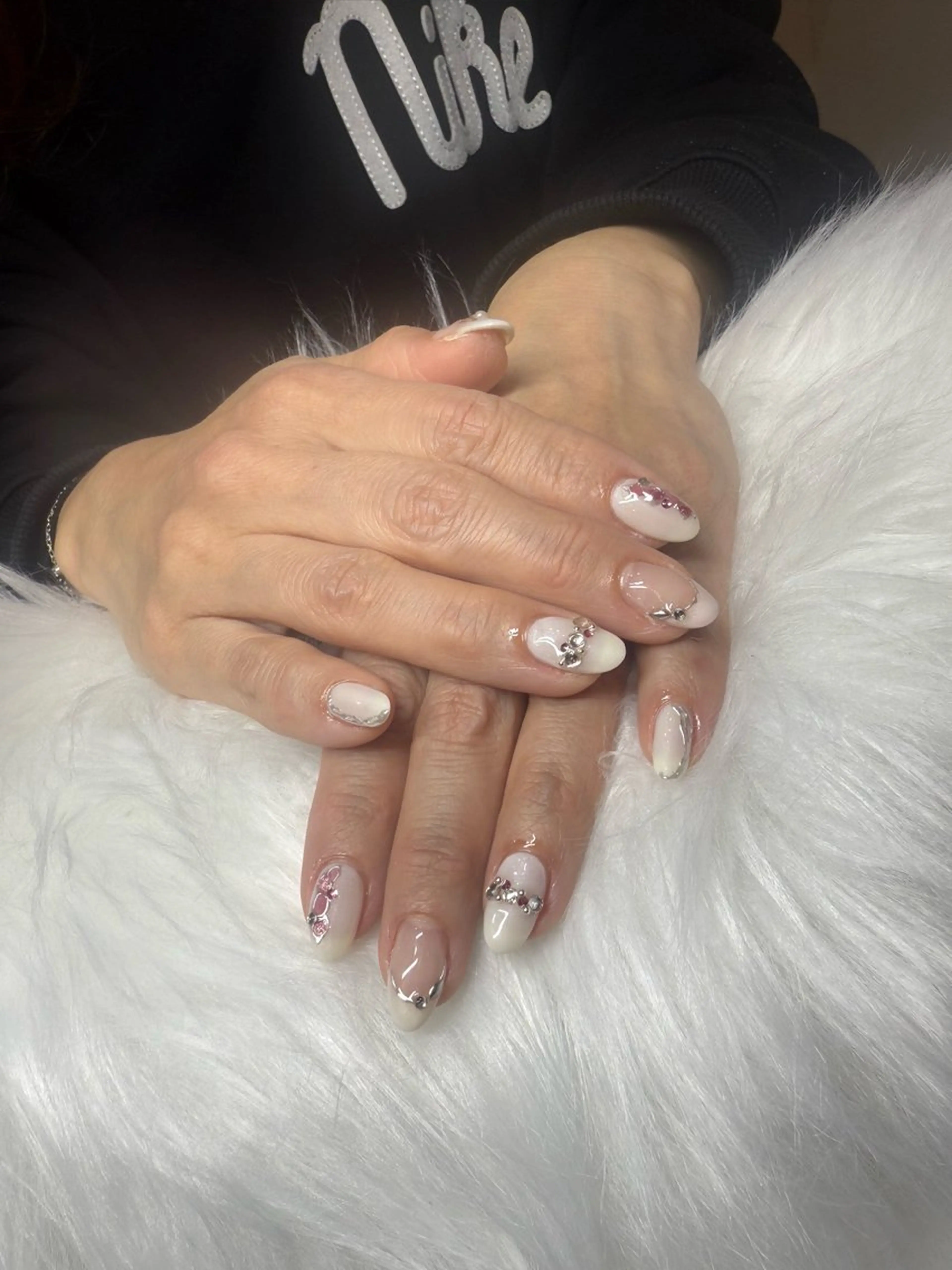ネイル ホワイト R.I所属・R.I みちのネイルデザイン
