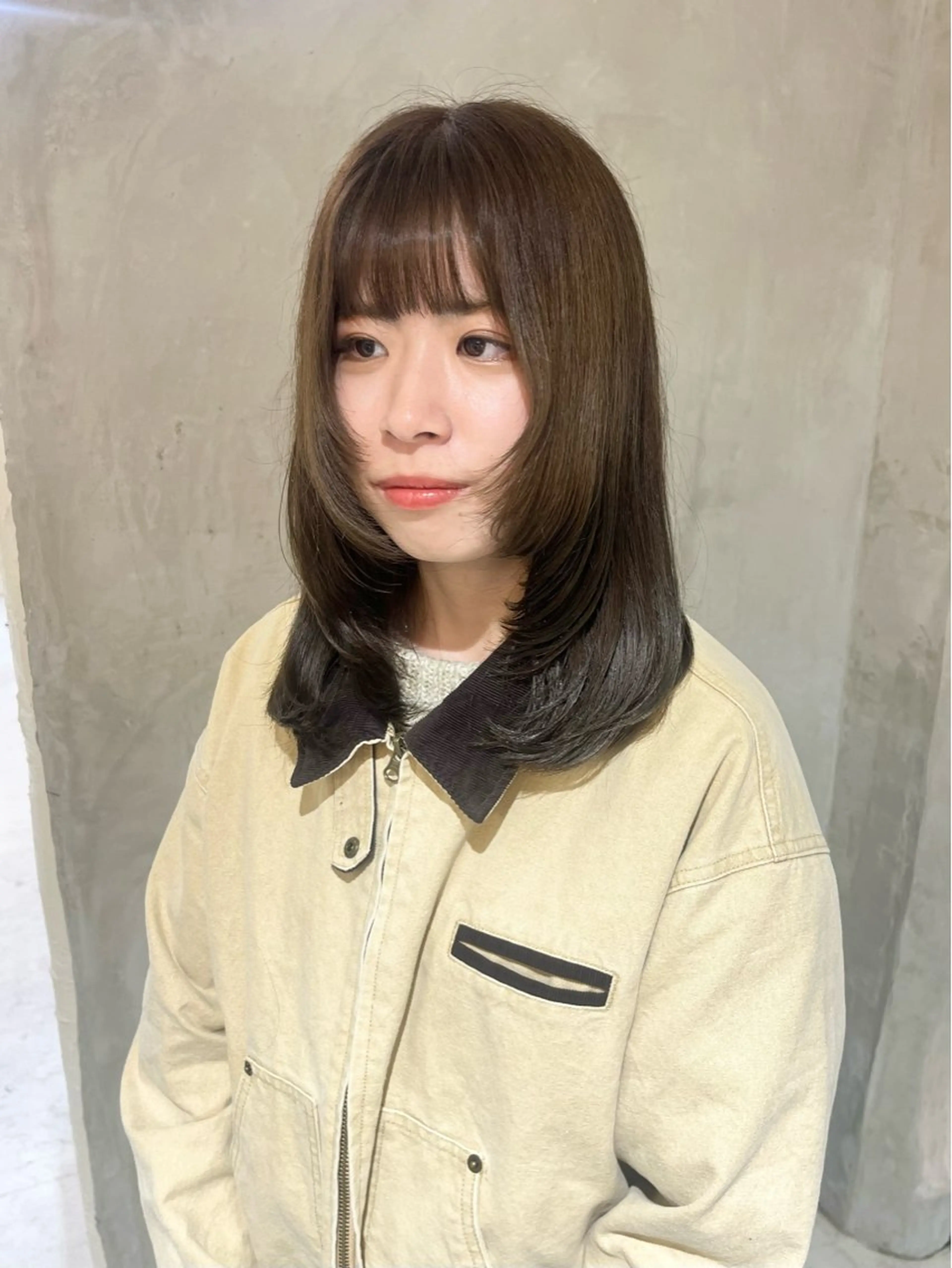 ミディアム カラー ベージュカラー オリーブベージュ effect横浜所属・切りっぱなしボブ/ 艶カラー/綾莉のヘアスタイル