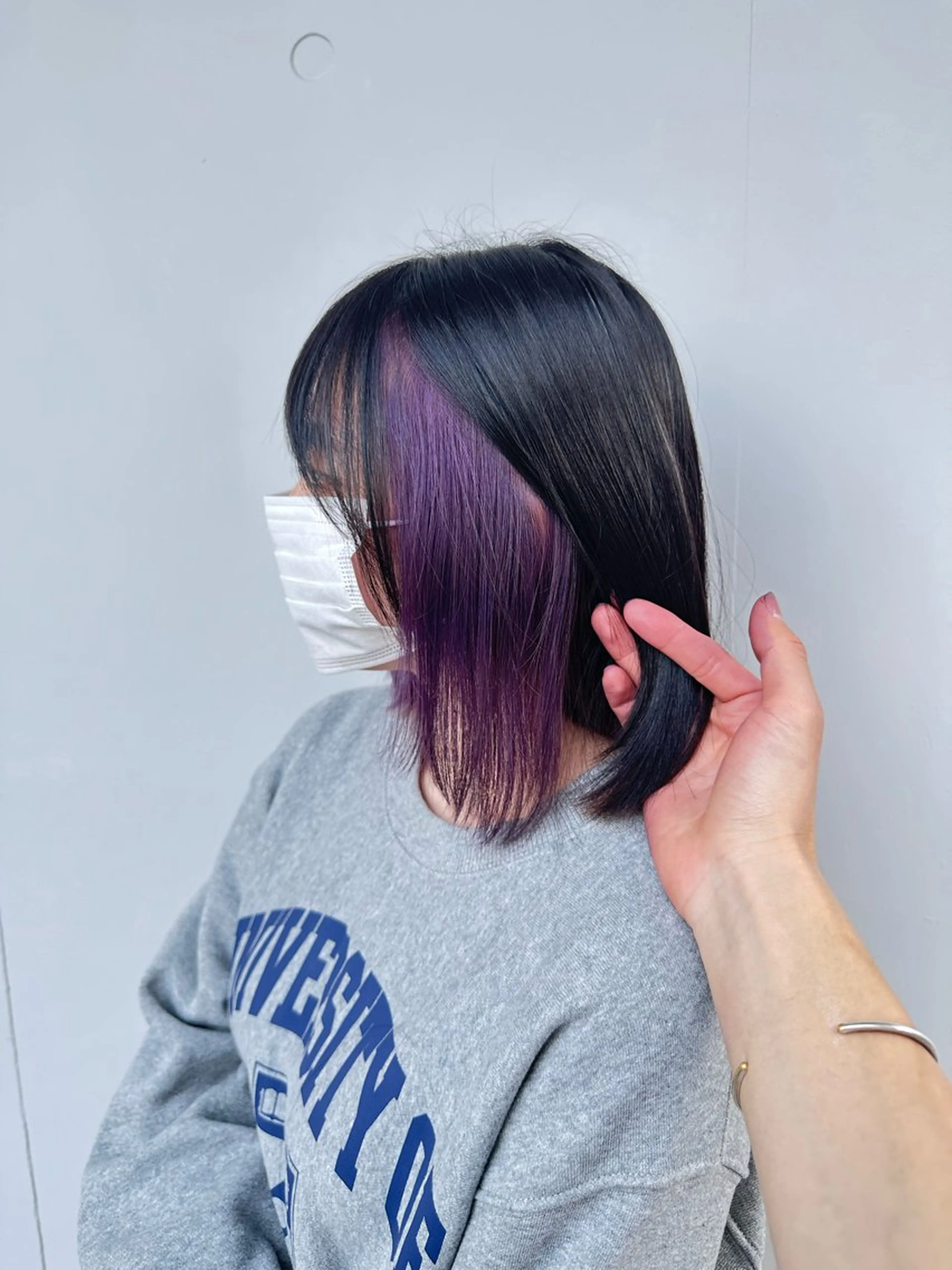 ミディアム カラー ブリーチ ディープパープル イヤリングカラー パープルカラー fullbloom hair&spa所属・DAIKIベージュ 🍂レイヤーカットのヘアスタイル