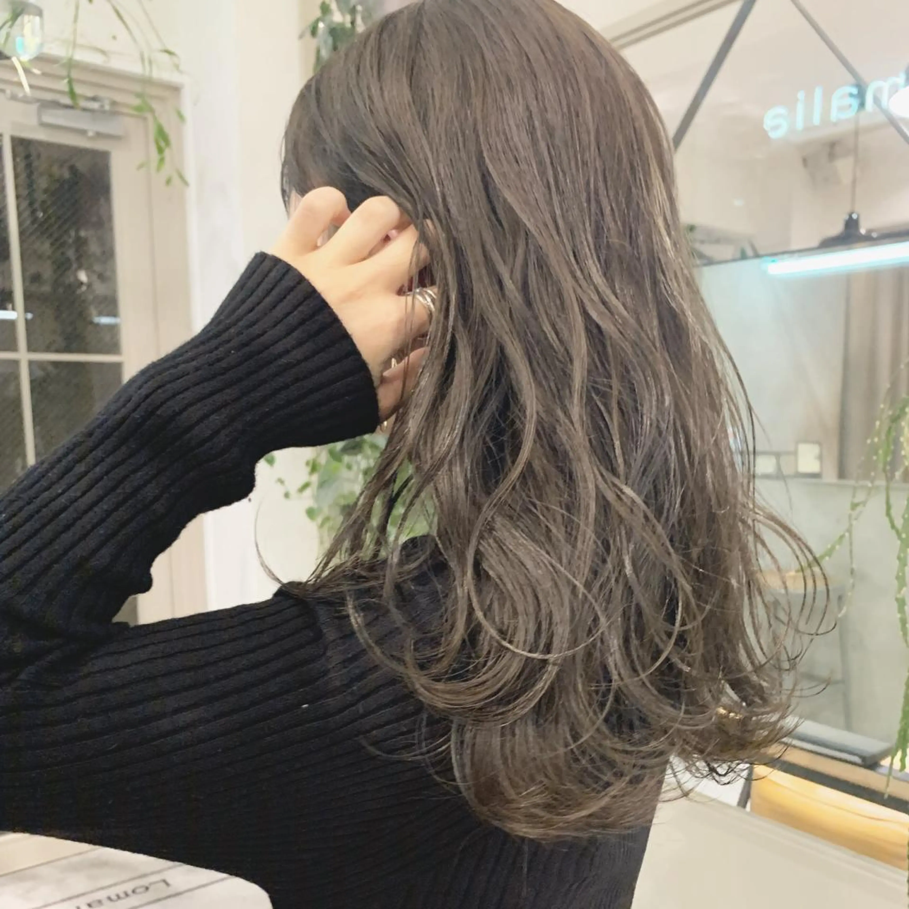 セミロング カラー ネイル ヘアカラー トリートメント ハイトーン&暗髪🔥 表参道二刀流マエダのヘアスタイル