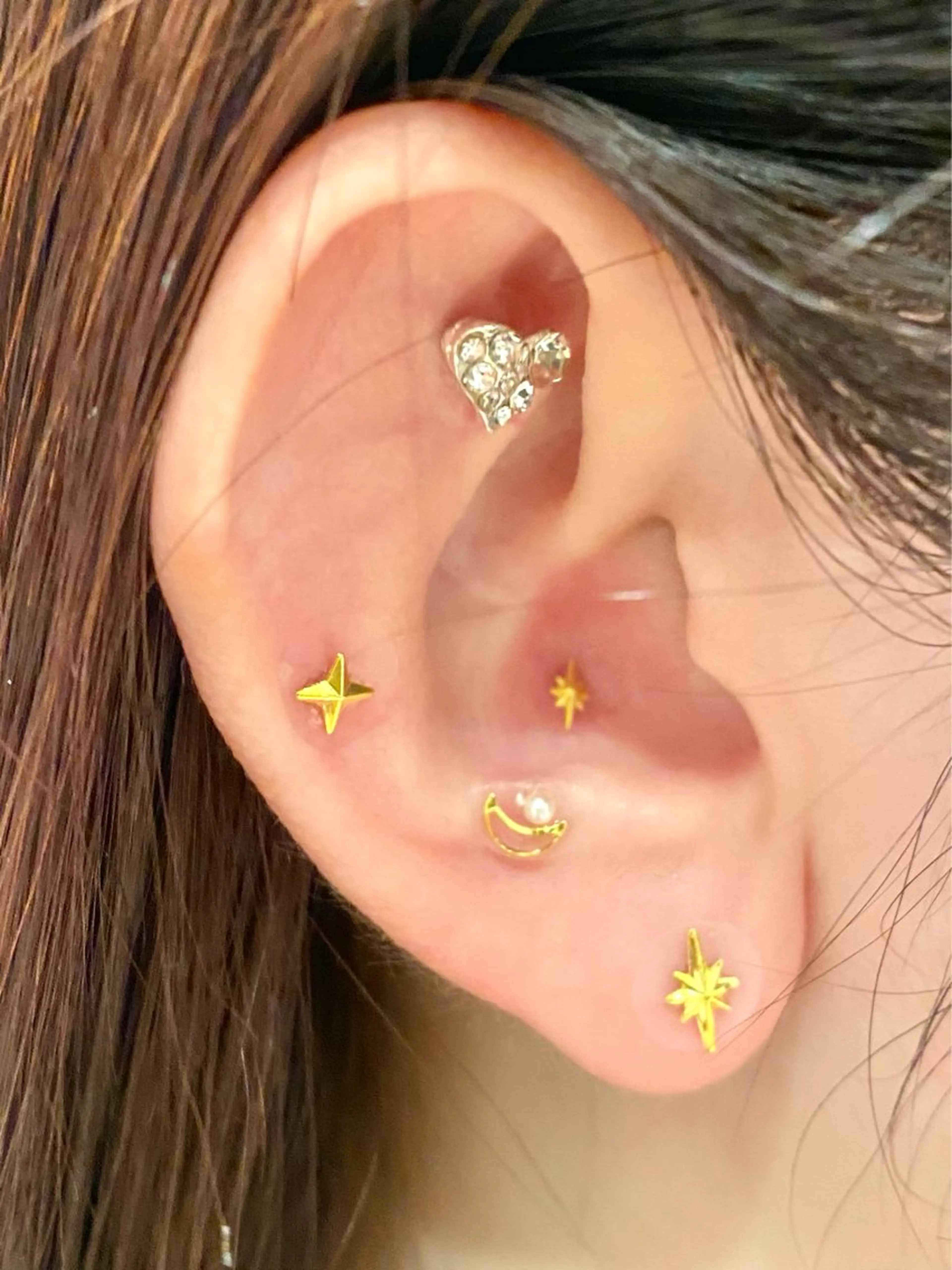 貼るだけで綺麗を目指せる♡耳つぼジュエリーの写真