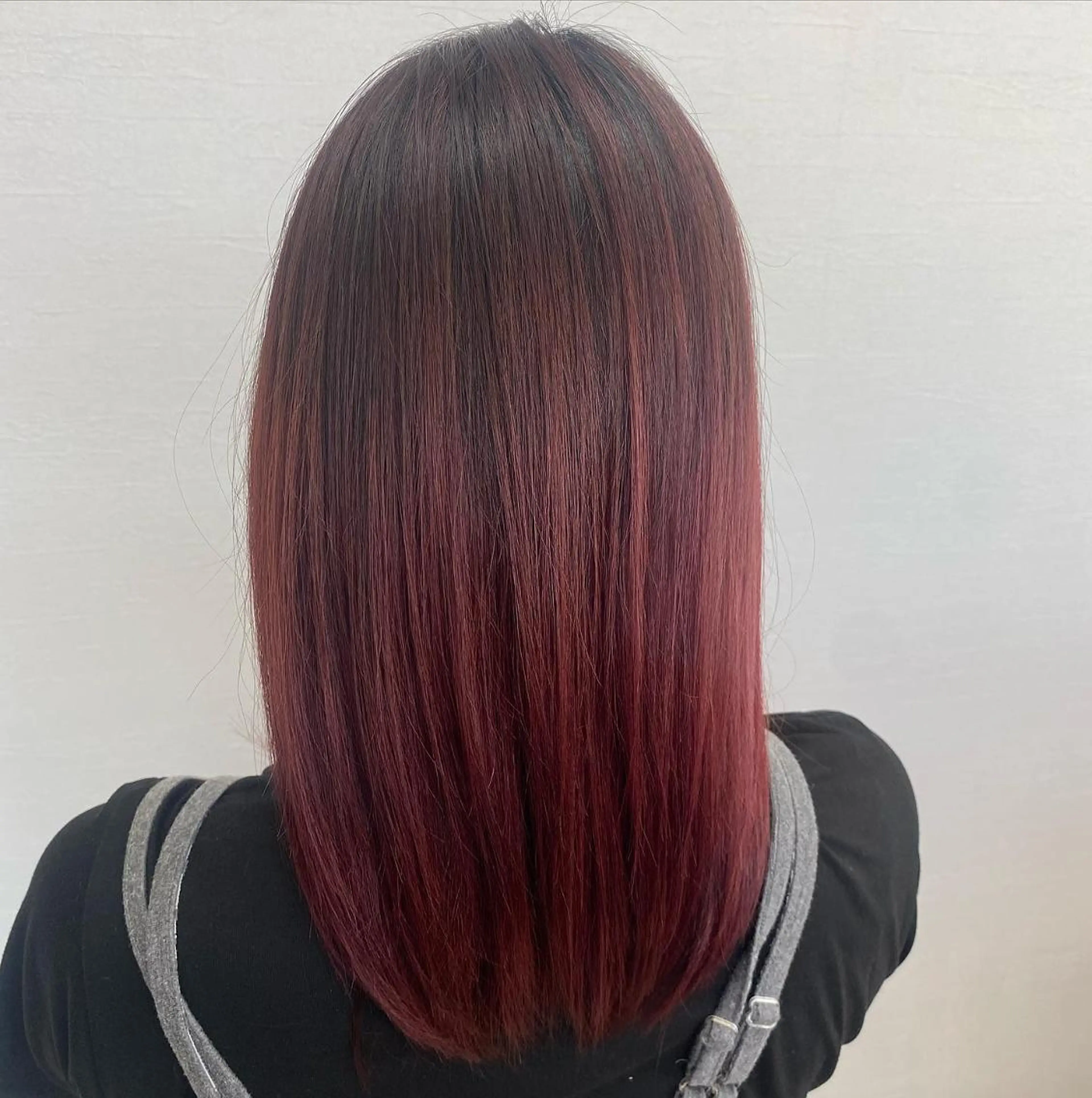 ロング カラー バレイヤージュ カシス グラデーションカラー レッドカラー レイヤーカット UNDER vr 【アンダーバー】のヘアスタイル