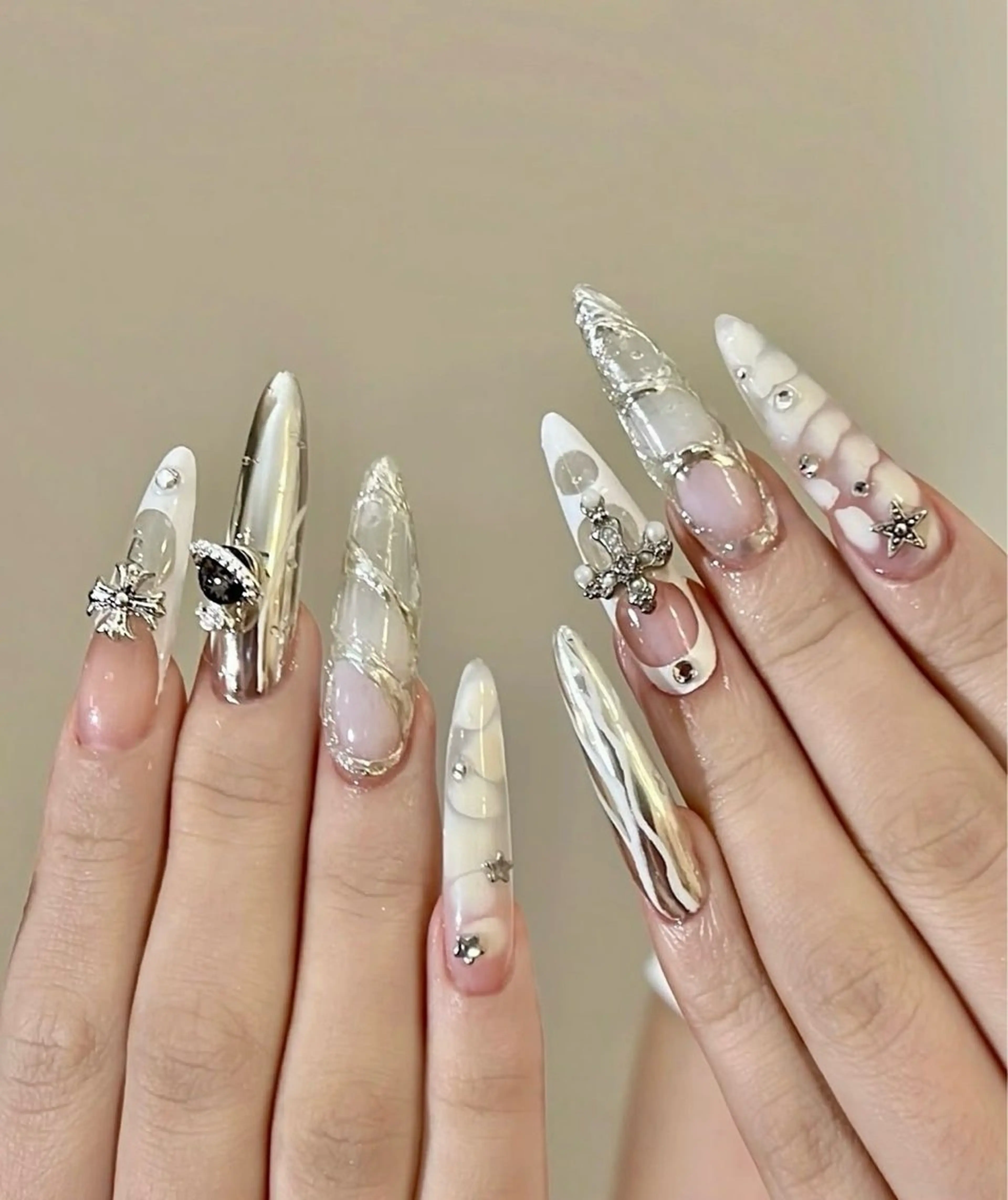 ネイル アートネイル ハロウィン キラキラネイル シンプルネイル ハンドネイル ハンドケア Panda chan Novaのネイルデザイン