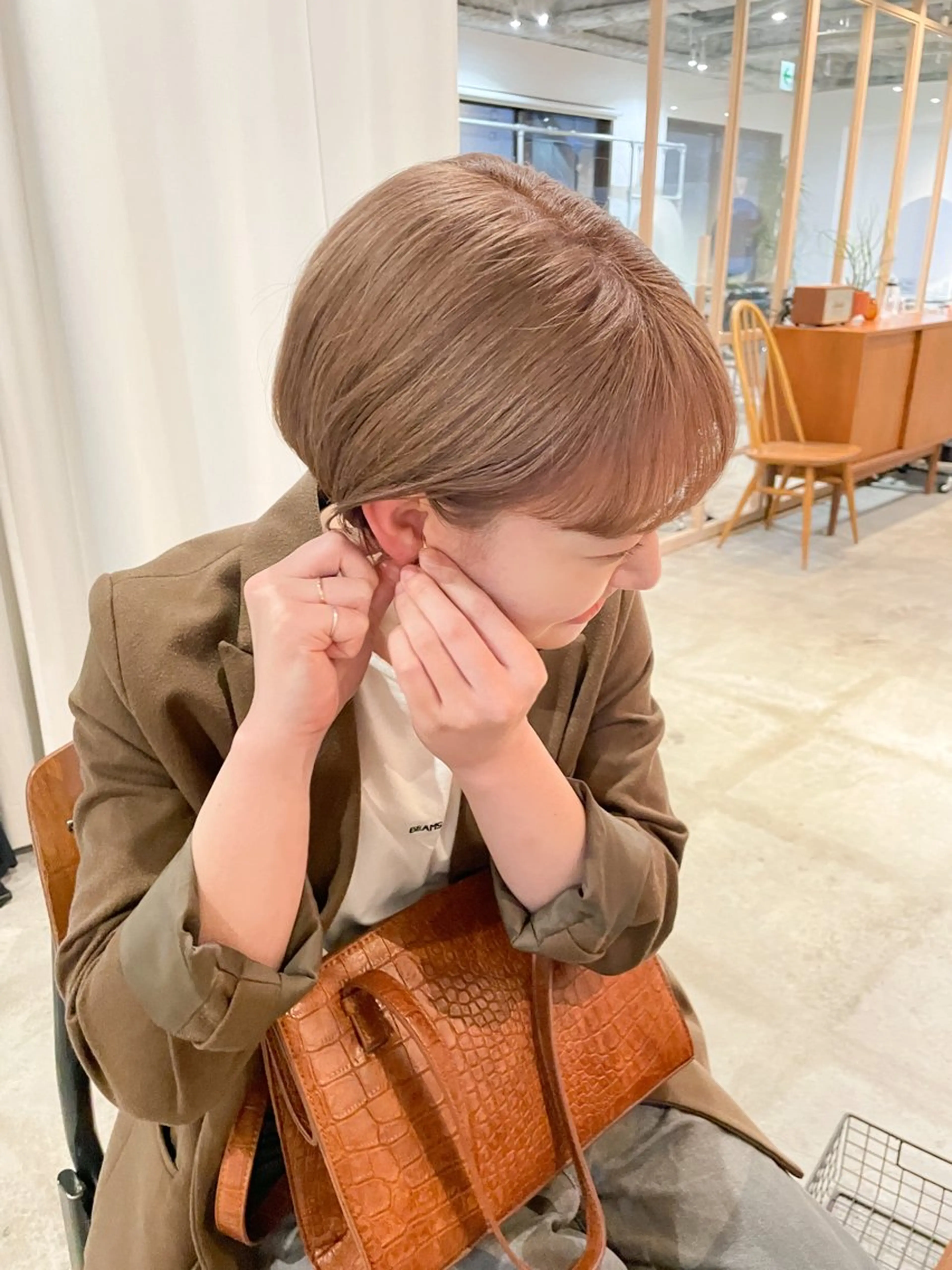 ショート カラー 丸みショート ベージュカラー ハイトーンカラー ショートヘア カット ヘアカラー Takuma Suzuki中目黒のヘアスタイル