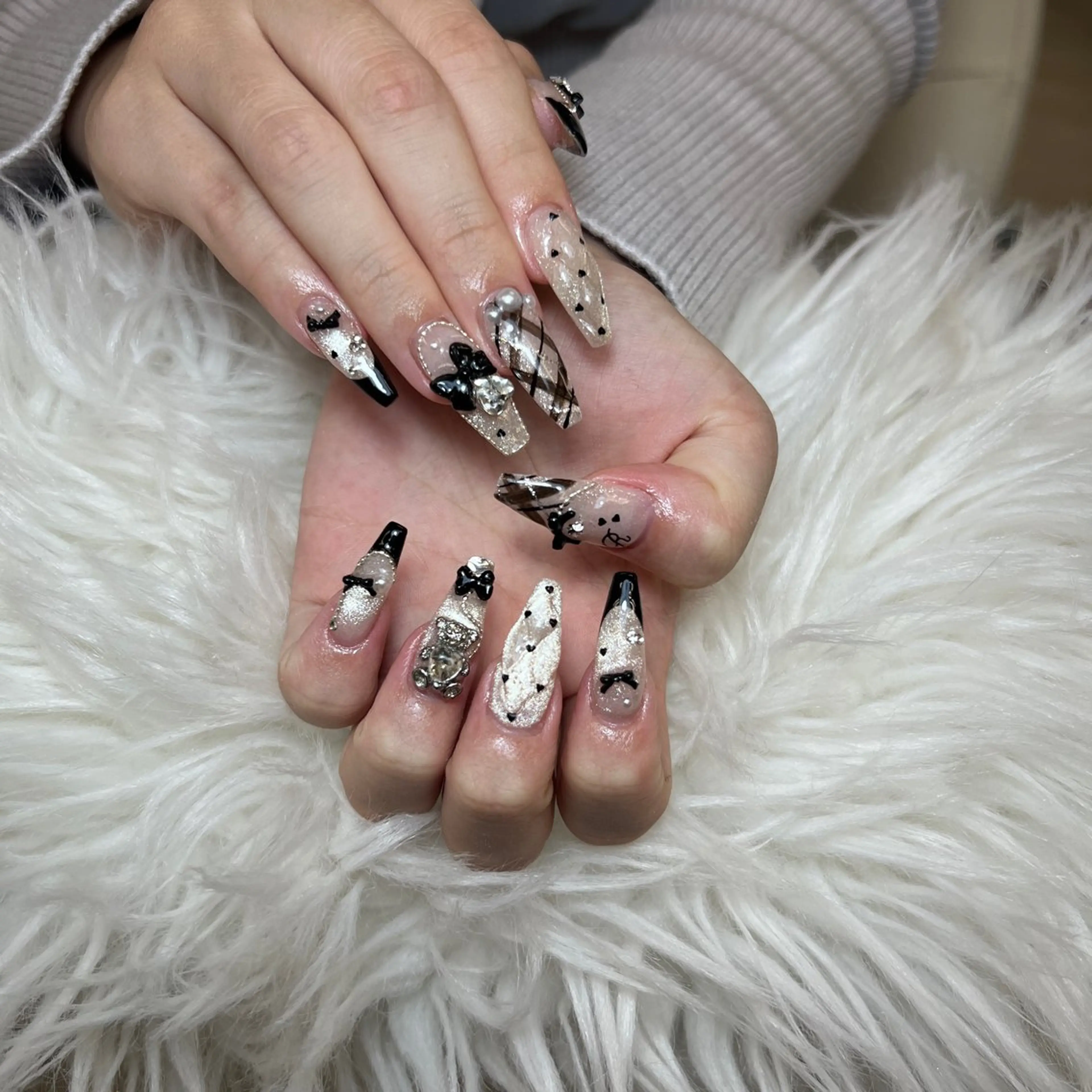 ネイル アートネイル オーロラネイル チークネイル 長さ出し フットネイル ハンドネイル ハンドケア Mio_ Noiranailのネイルデザイン