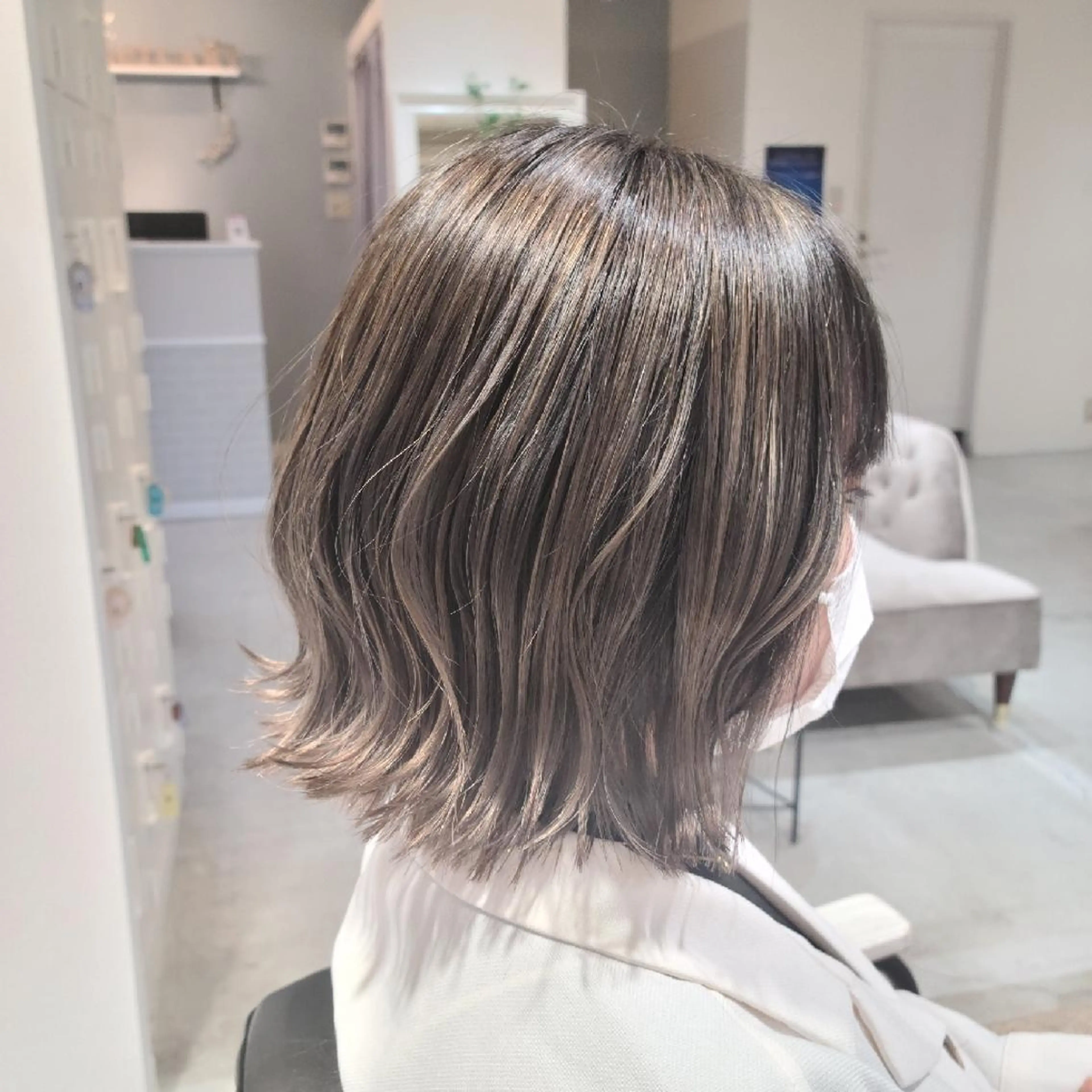 ミディアム 赤松 摩美のヘアスタイル