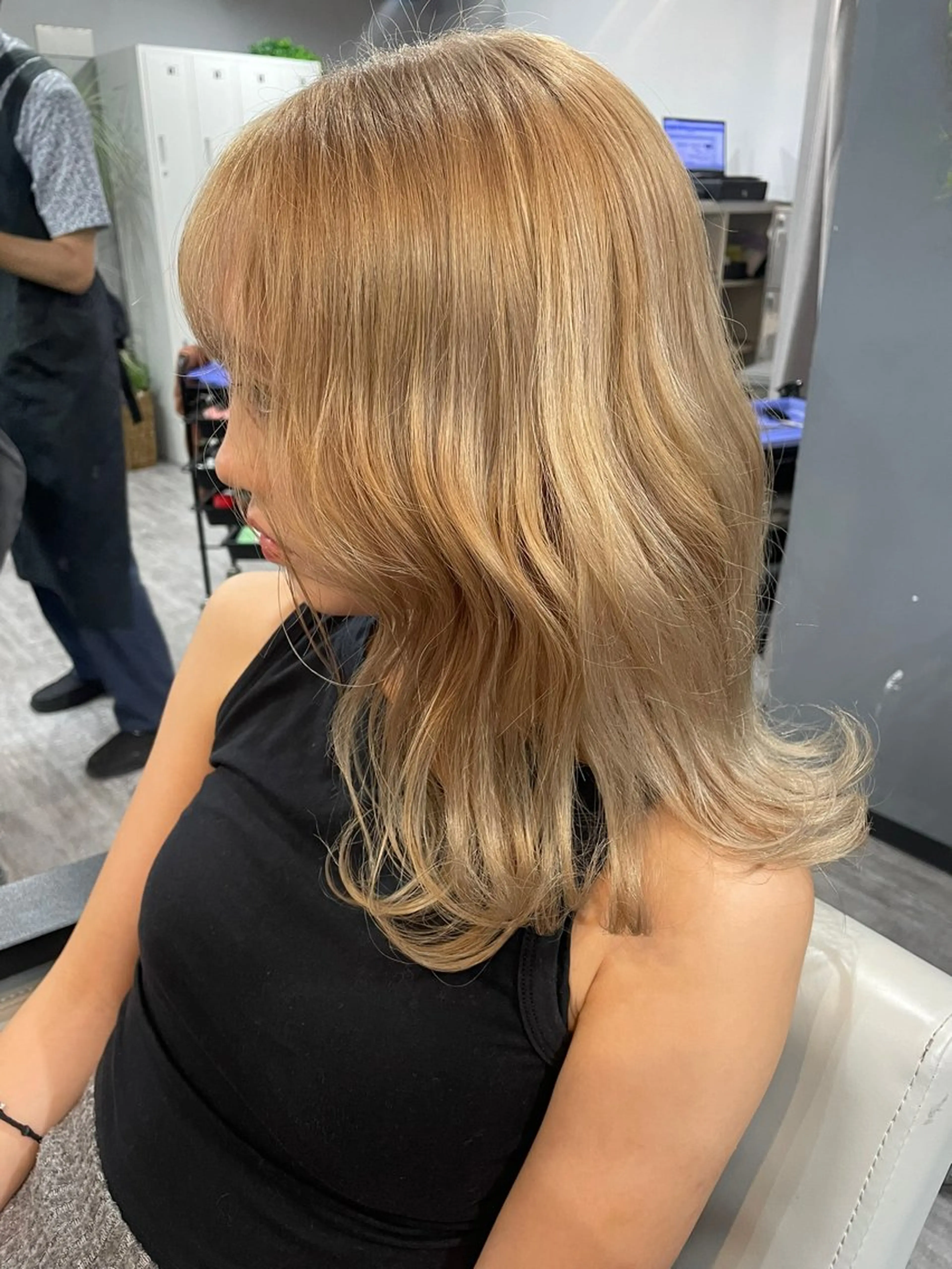 セミロング ヘアカラー トリートメント sherry【シェリー】所属・miho 大国町 柔らかハイトーン💛のヘアスタイル