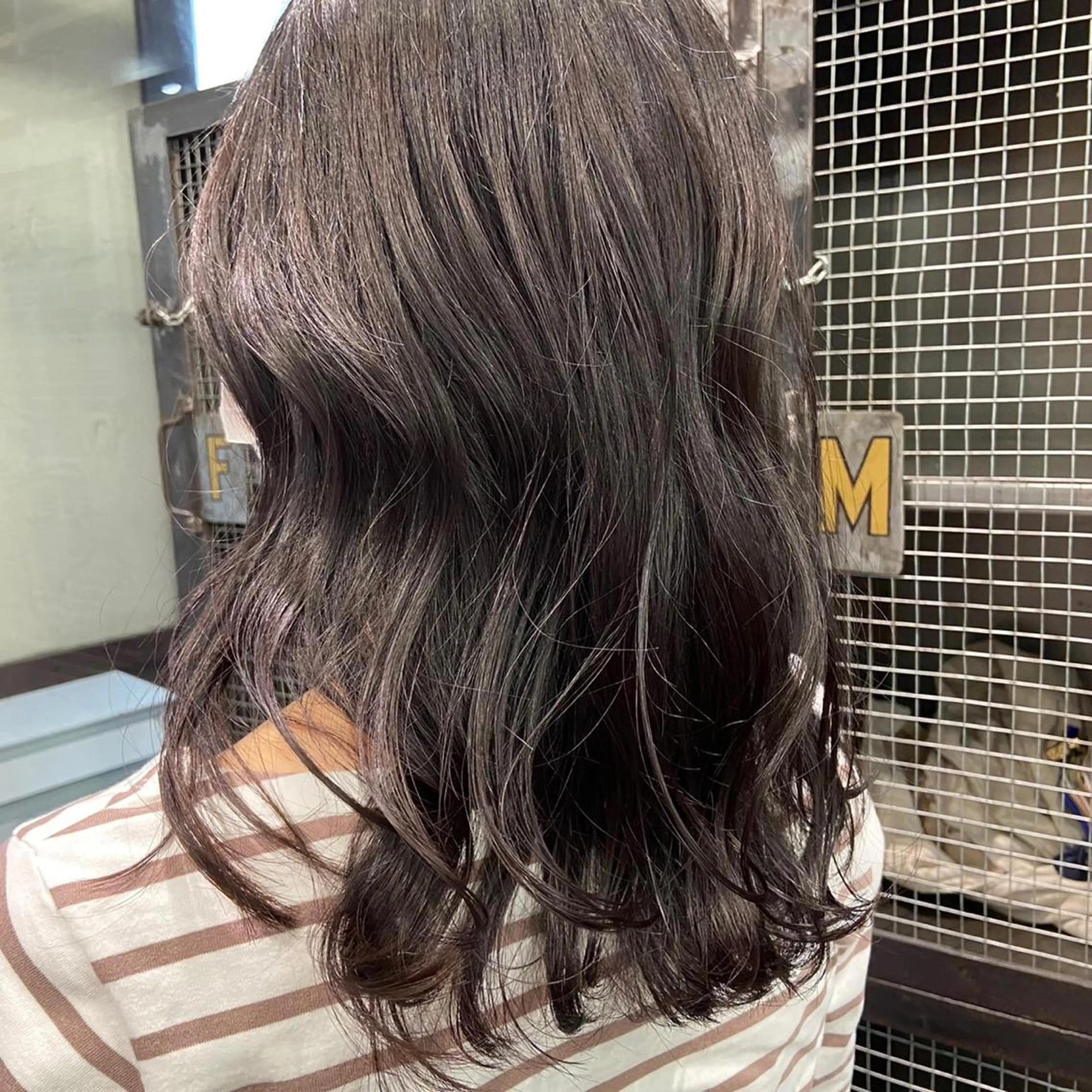 セミロング カラー ブリーチ ディープラベンダー ラベンダーカラー BUBBLES所属・山本 琴乃🦭のヘアスタイル