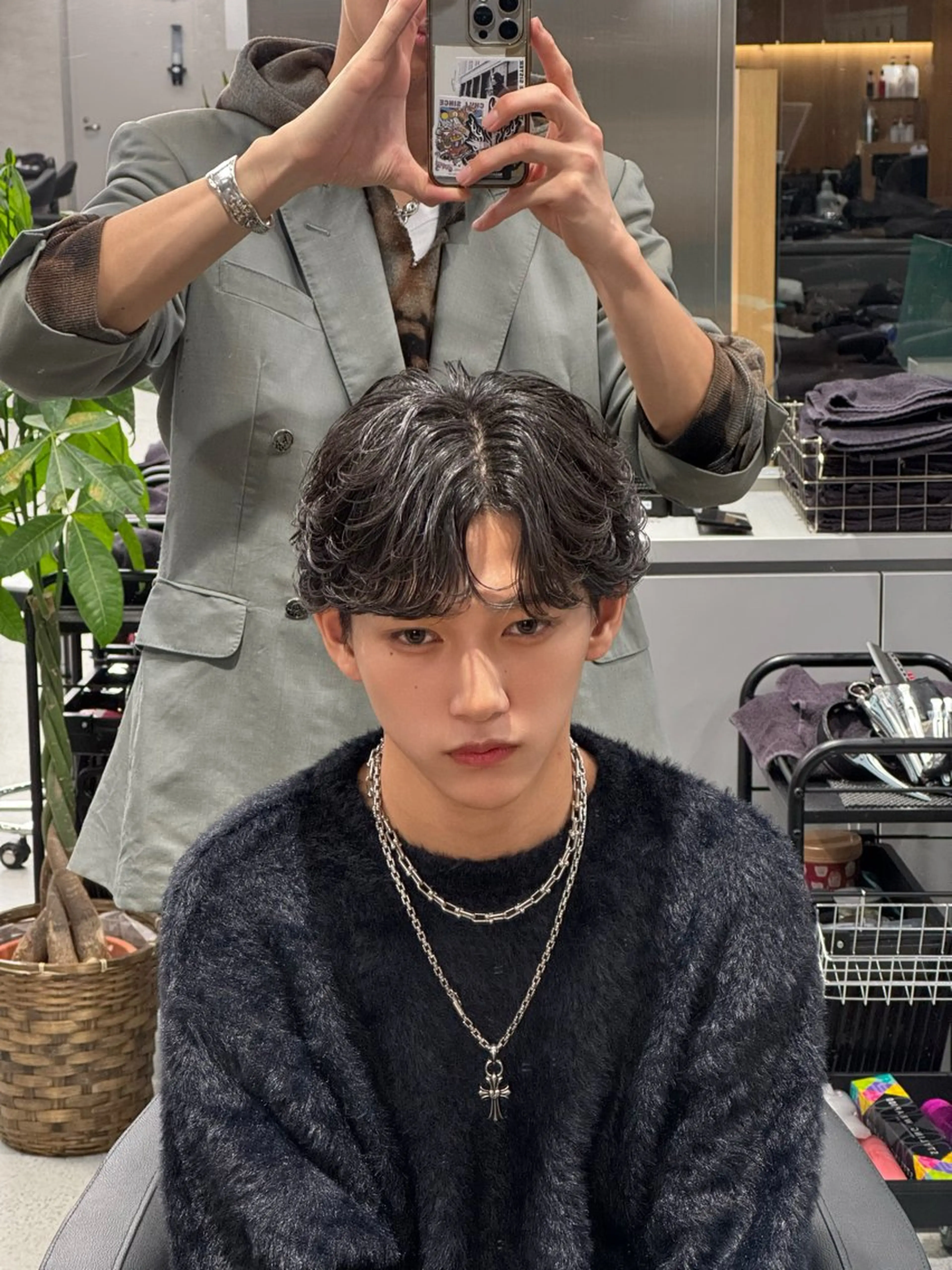 ショート カラー パーマ ヘアアレンジ メンズ メンズブリーチ センターパート フェザーパーマ メンズハイライト メンズハイトーン スパイキー/フェザー /波巻き/かいとのヘアスタイル