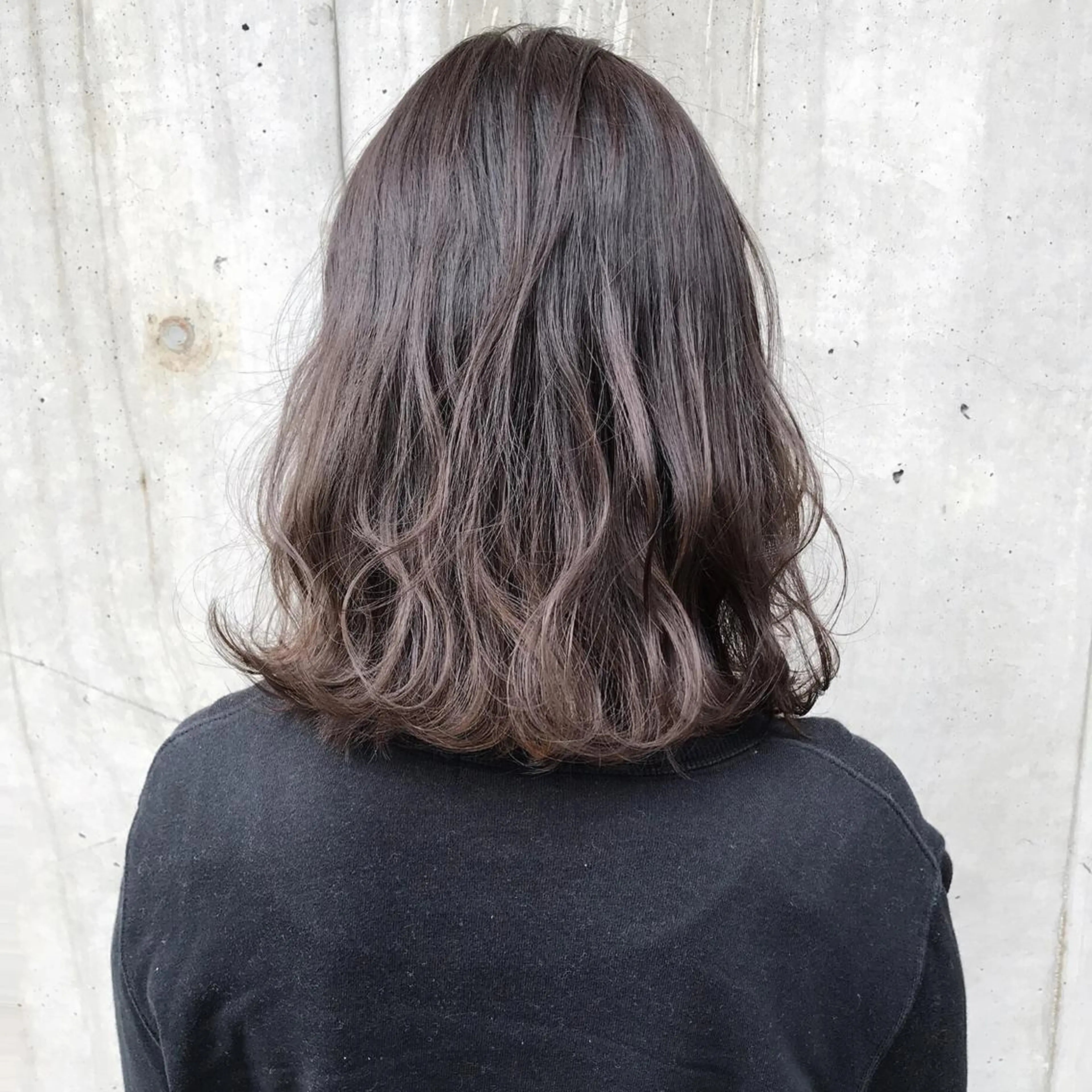 ミディアム カラー ダークグレー ダークグレージュ グレージュ ボブ カット ヘアカラー トリートメント ボブ・レイヤーカット 吉敷航一のヘアスタイル