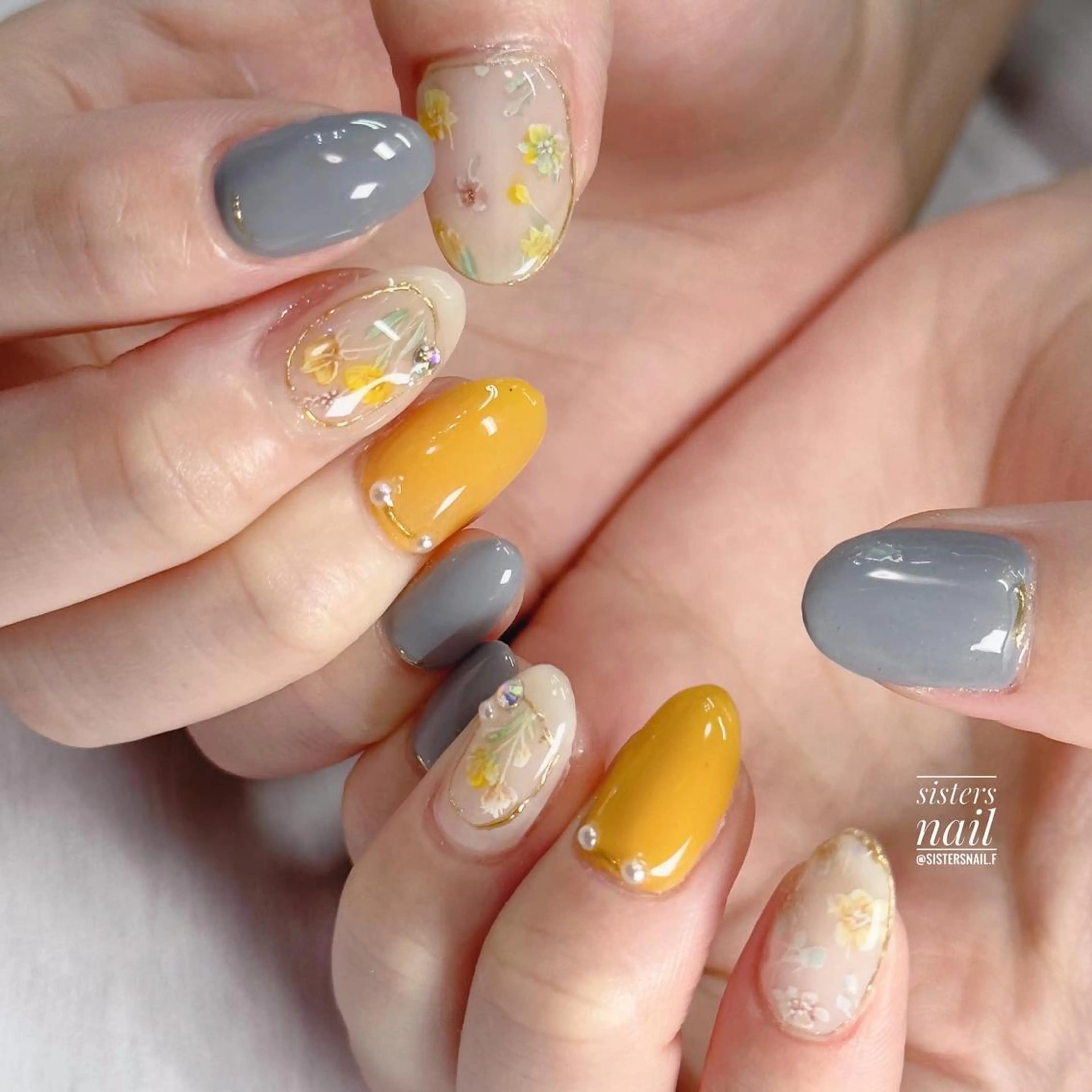 ネイル アートネイル フラワーネイル キラキラネイル 黄色 sisters nail.fのネイルデザイン