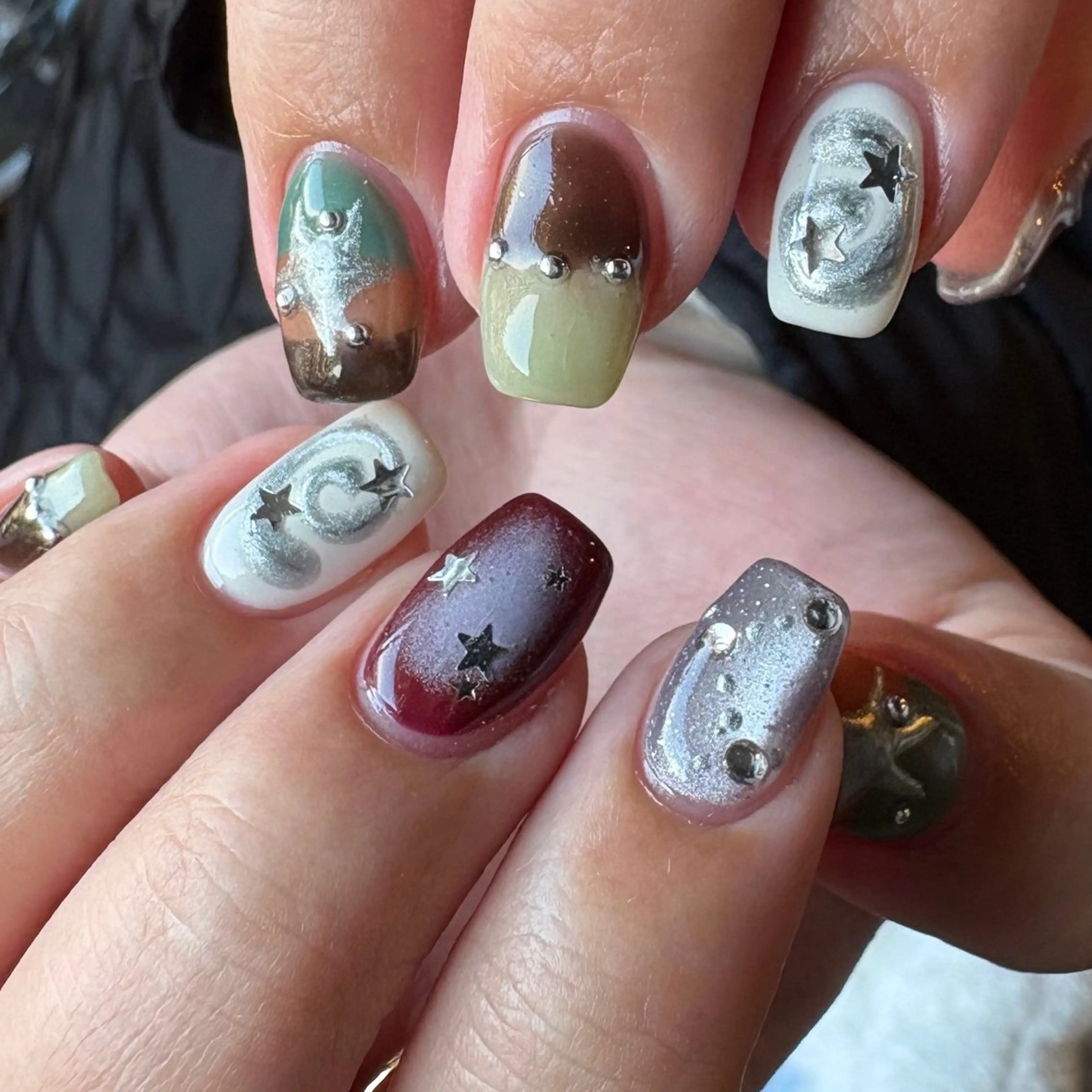 ネイル 韓国ネイル ニュアンスネイル シルバー ハンドネイル amuse 手書きニュアンスのネイルデザイン