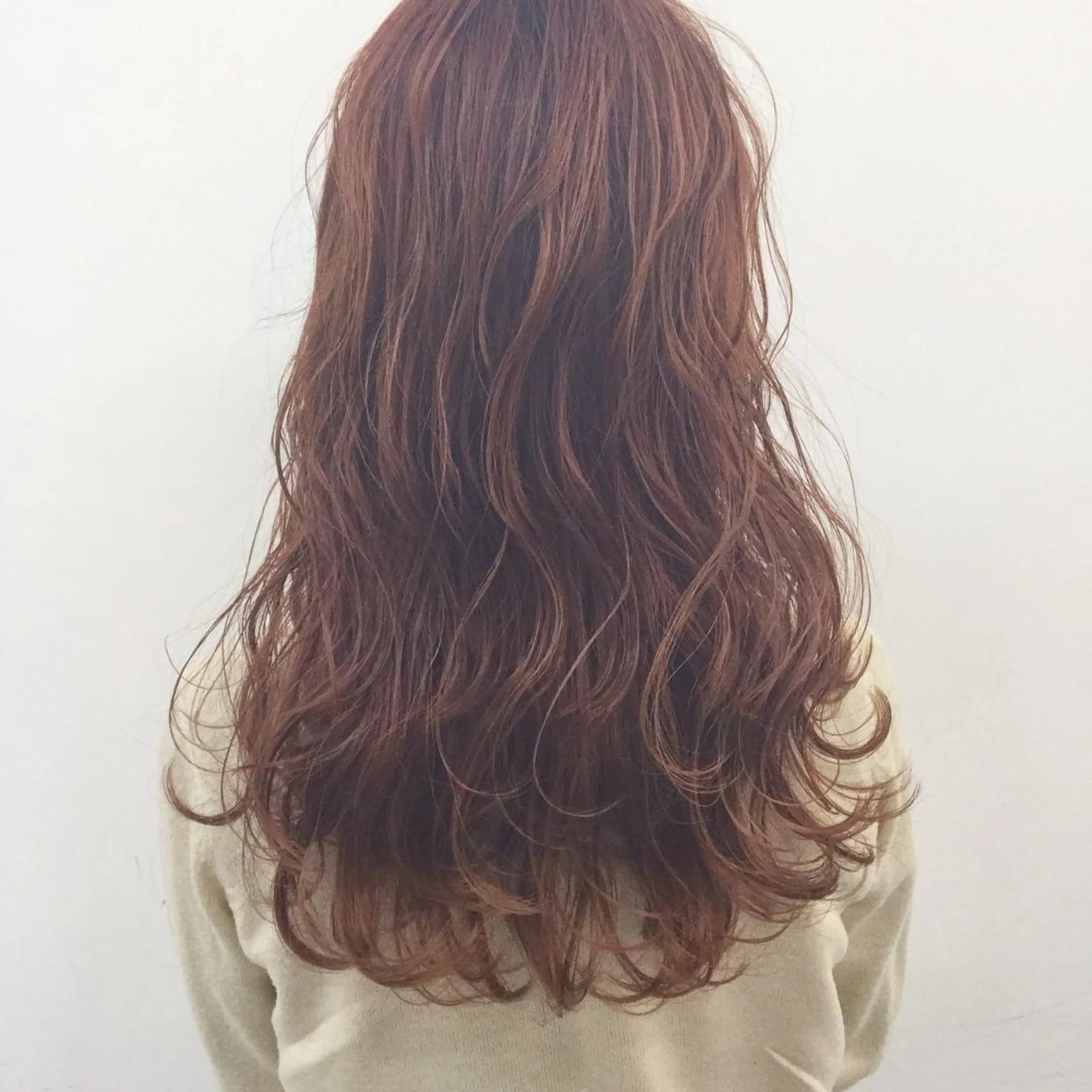 ロング カラー ヘアアレンジ ベージュカラー ブリーチ 透明感カラー オレンジ オレンジベージュ ニシオカ タクヤのヘアスタイル