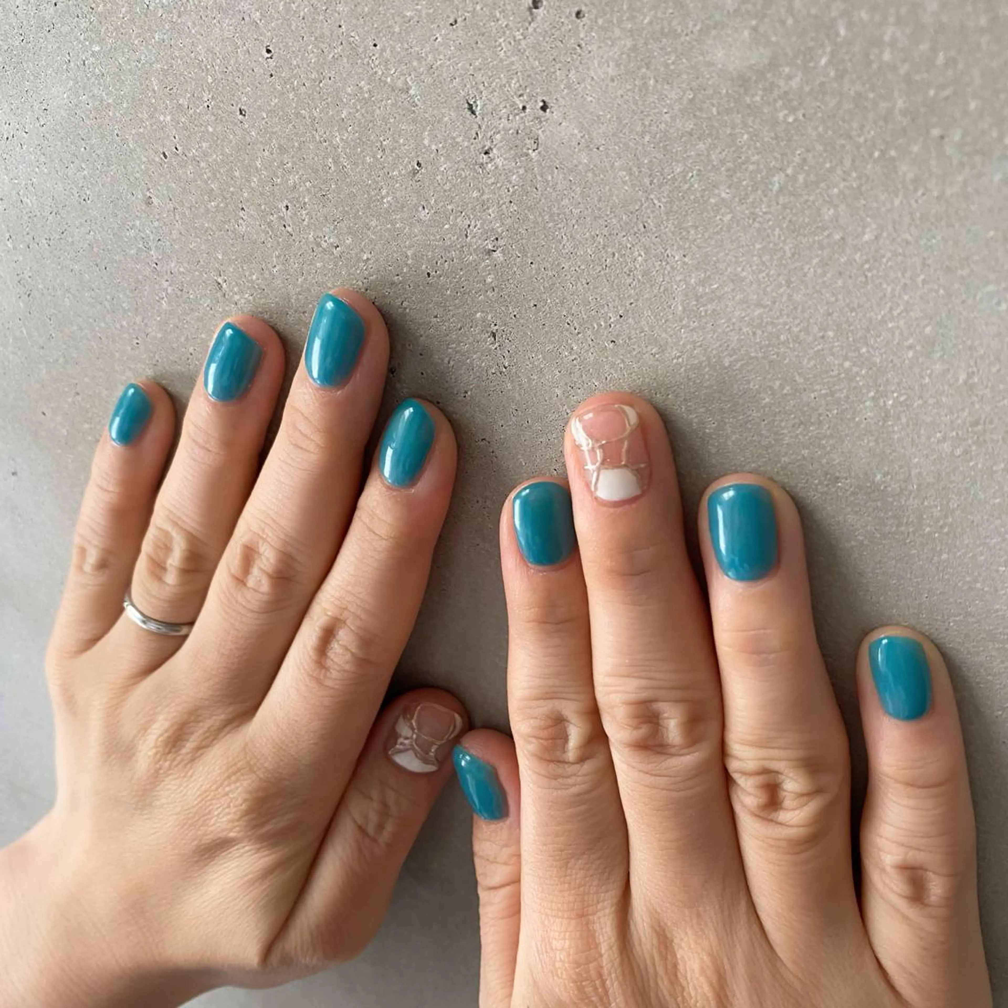 ネイル マグネットネイル ニュアンスネイル ピンク ピスタチオネイル 赤色 nailist SAYAのネイルデザイン