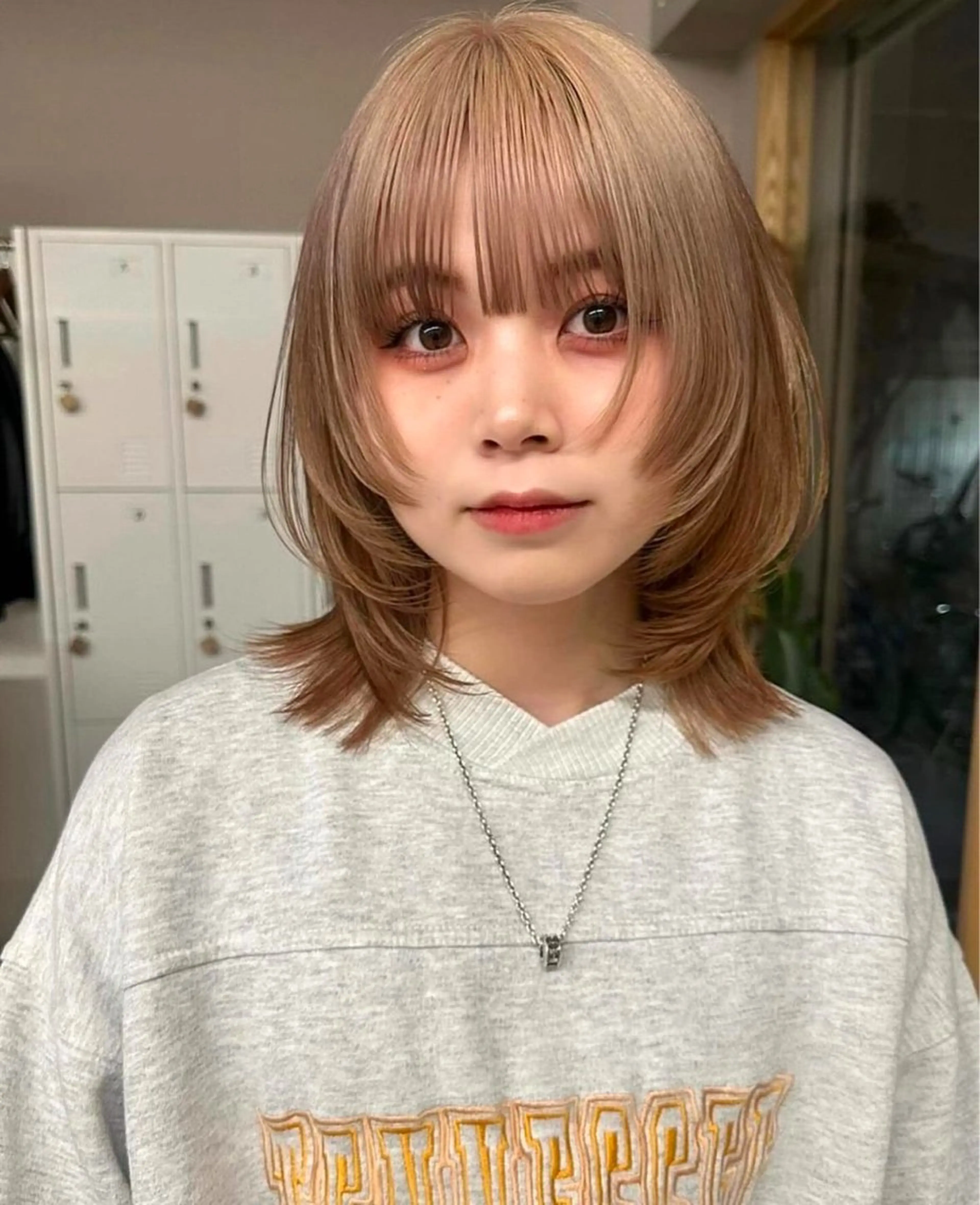 ミディアム カラー ベージュカラー ミルクティーベージュ レイヤーカット ハイトーン縮毛/暖色 なーな🎀🤍のヘアスタイル