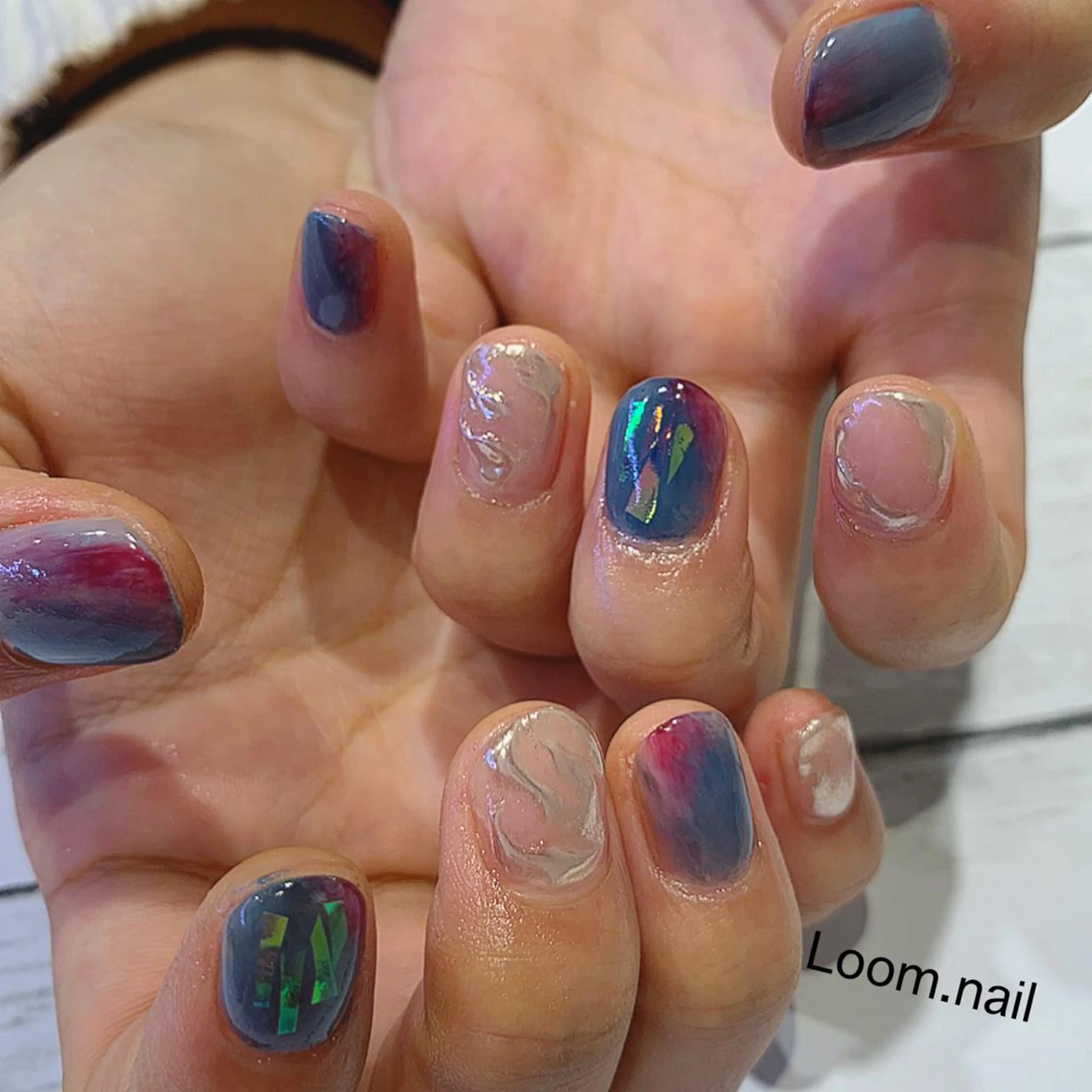 ネイル ブルー ニュアンスネイル 赤色 Loom所属・hrd manamiのネイルデザイン