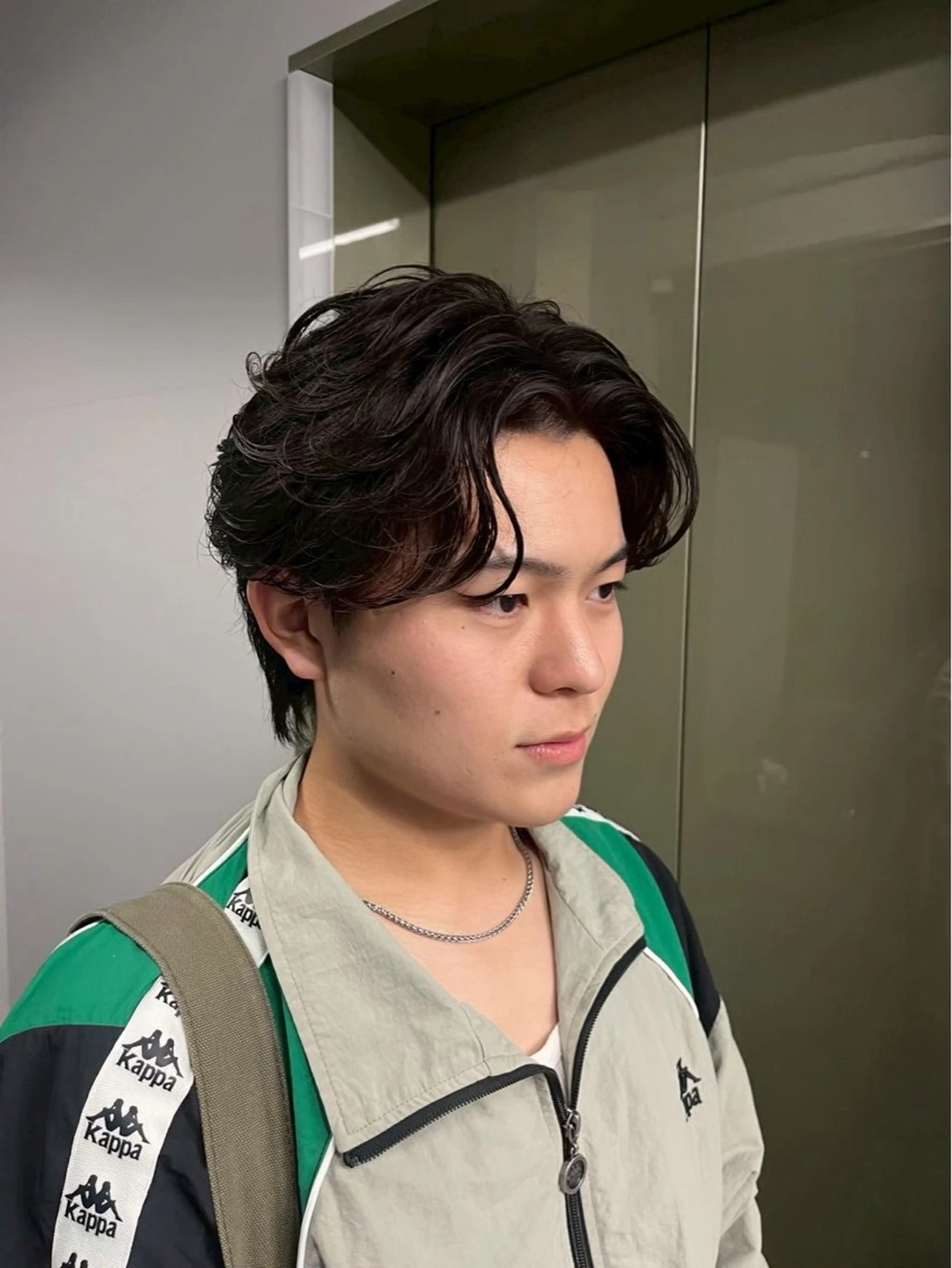 ミディアム パーマ メンズ ミディアムパーマ センターパート メンズパーマ ニュアンスパーマ 坂本響 メンズカット/パーマのヘアスタイル