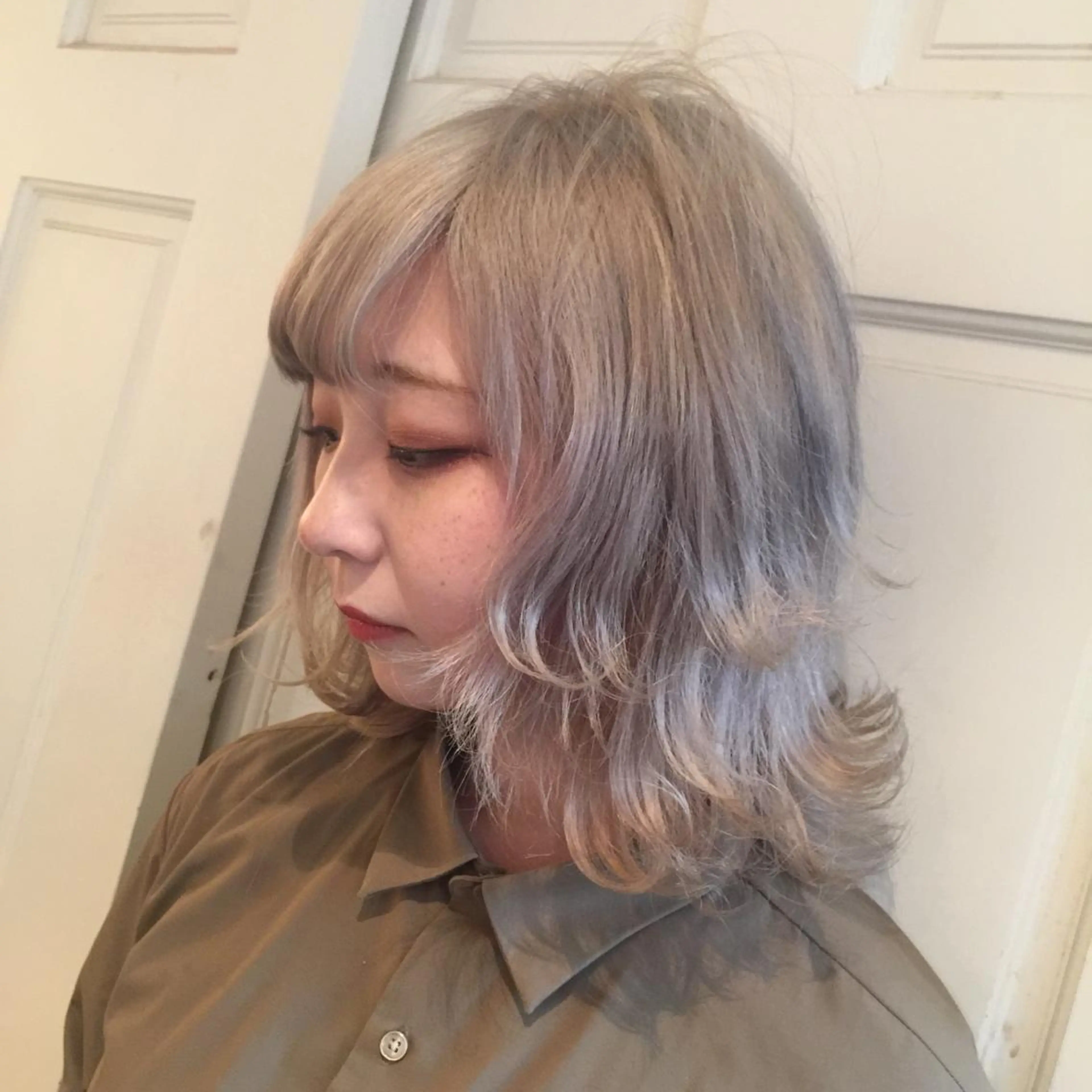 ミディアム カラー アッシュ ホワイトアッシュ ヘアカラー ホワイト&レイヤーカ ットエクステ長畠俊輔のヘアスタイル