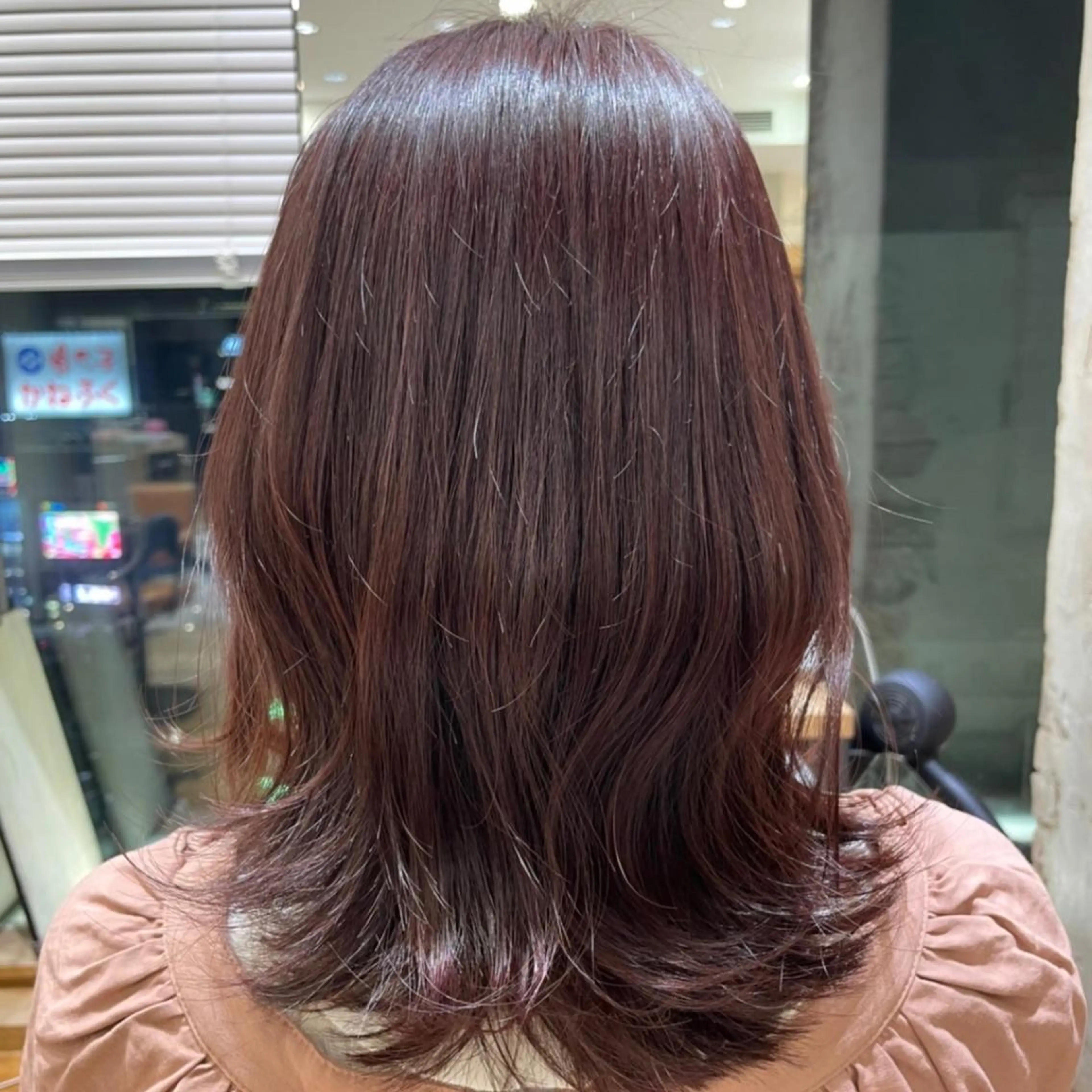 セミロング カラー 💍新宿ショート 💍岩田莉奈のヘアスタイル