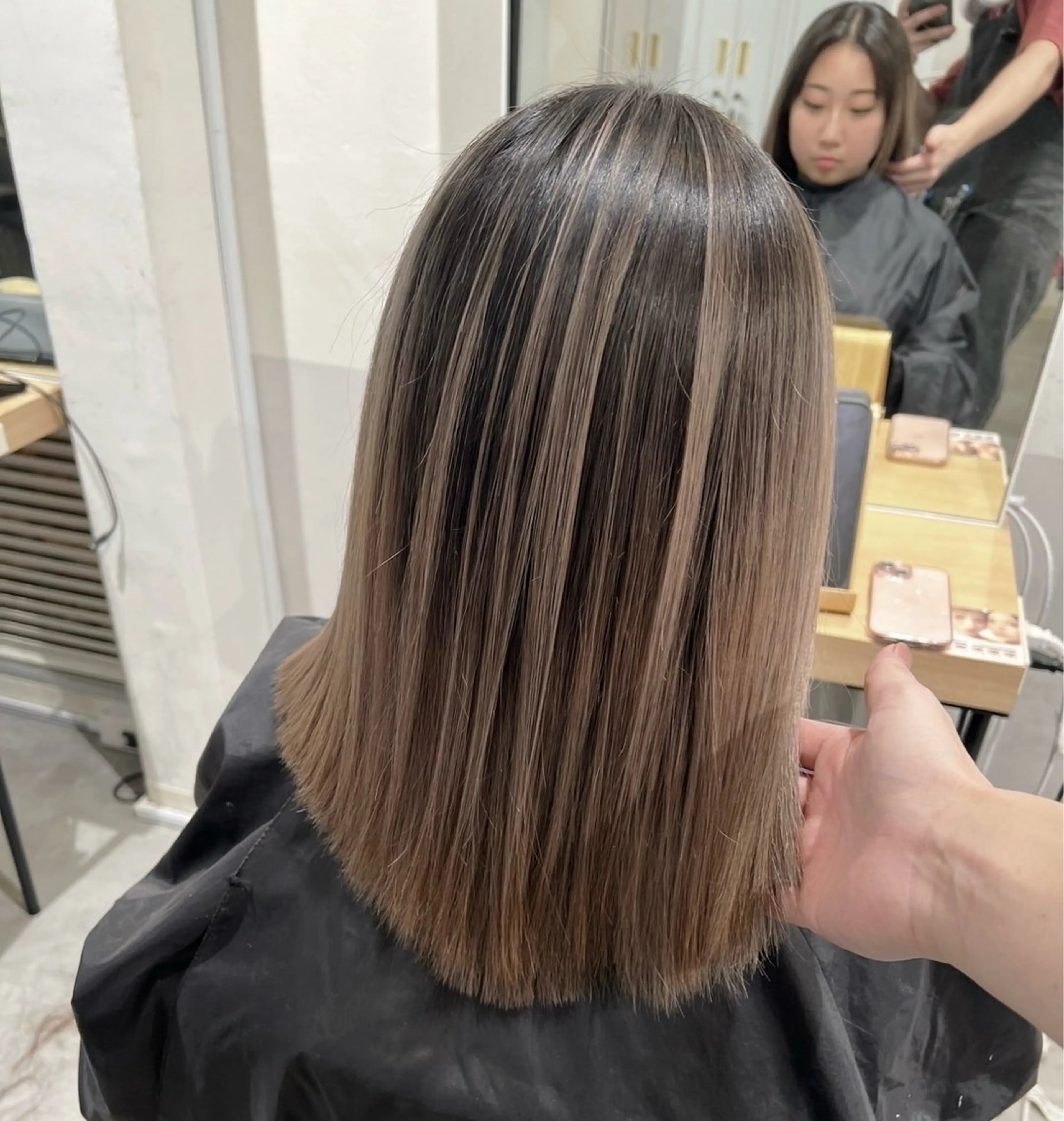 ミディアム カラー バレイヤージュ ベージュカラー ミルクティーベージュ レイヤーカット ヘアカラー トリートメント ROBIN所属・指名数No.1 /NAOYAのヘアスタイル