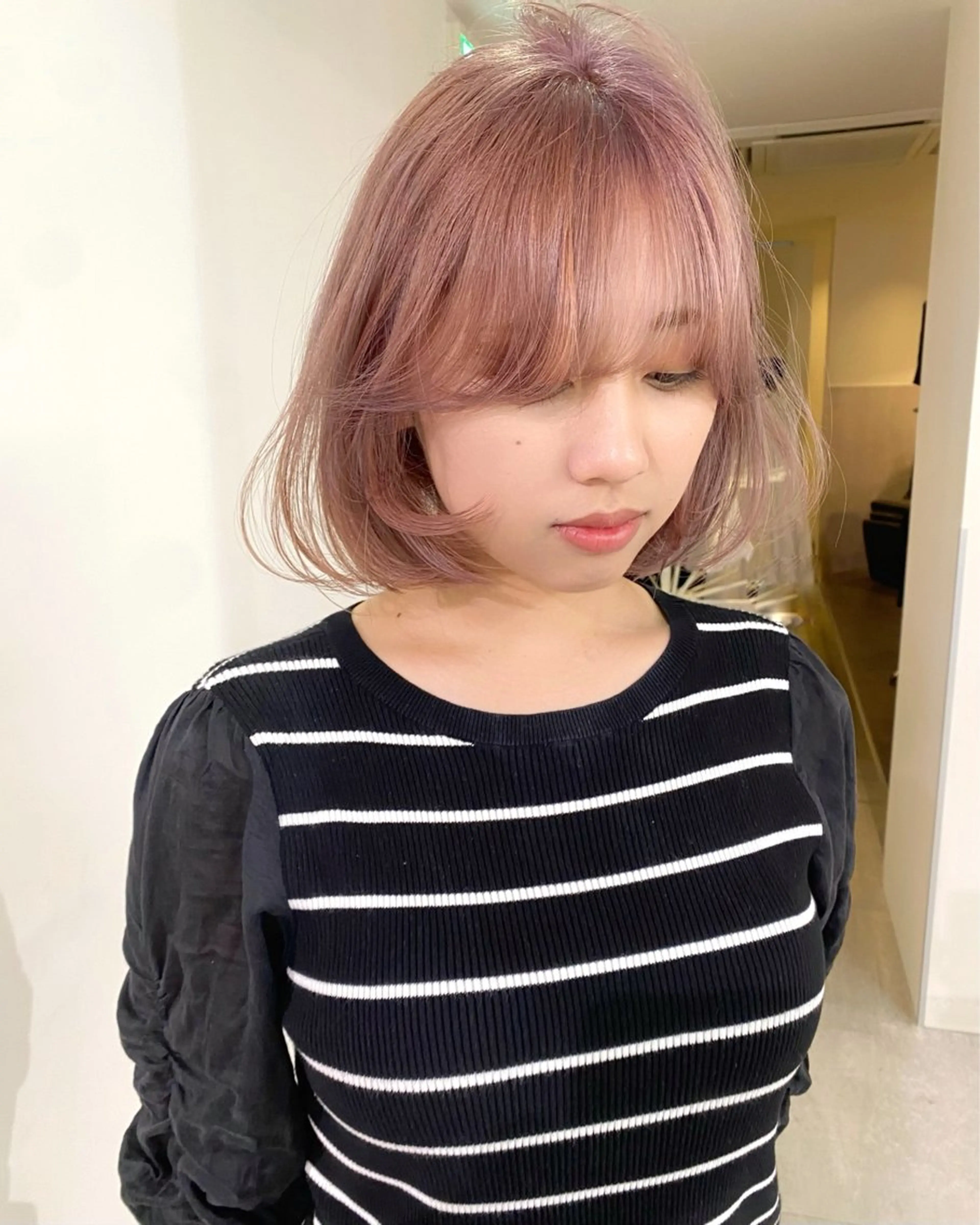 ショート カラー 切りっぱなしボブ ショートボブ ボブレイヤー ボブ 顔まわりレイヤー mizuki/ピンク ベージュ.レイヤーのヘアスタイル