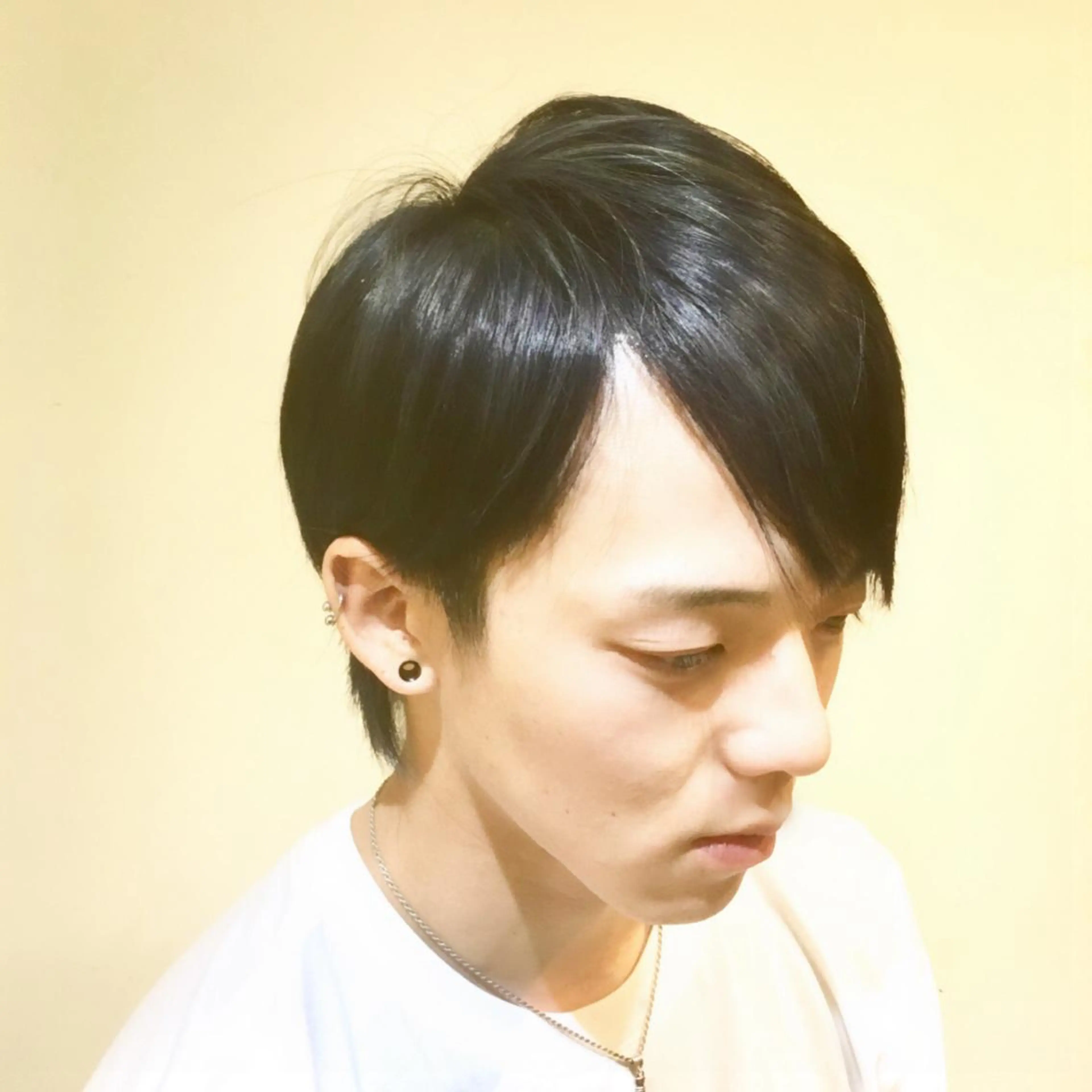 ショート カラー メンズ メンズハイライト 黒髪 ブルーカラー ブルーブラック ハイライトカラー しのはら まどかのヘアスタイル