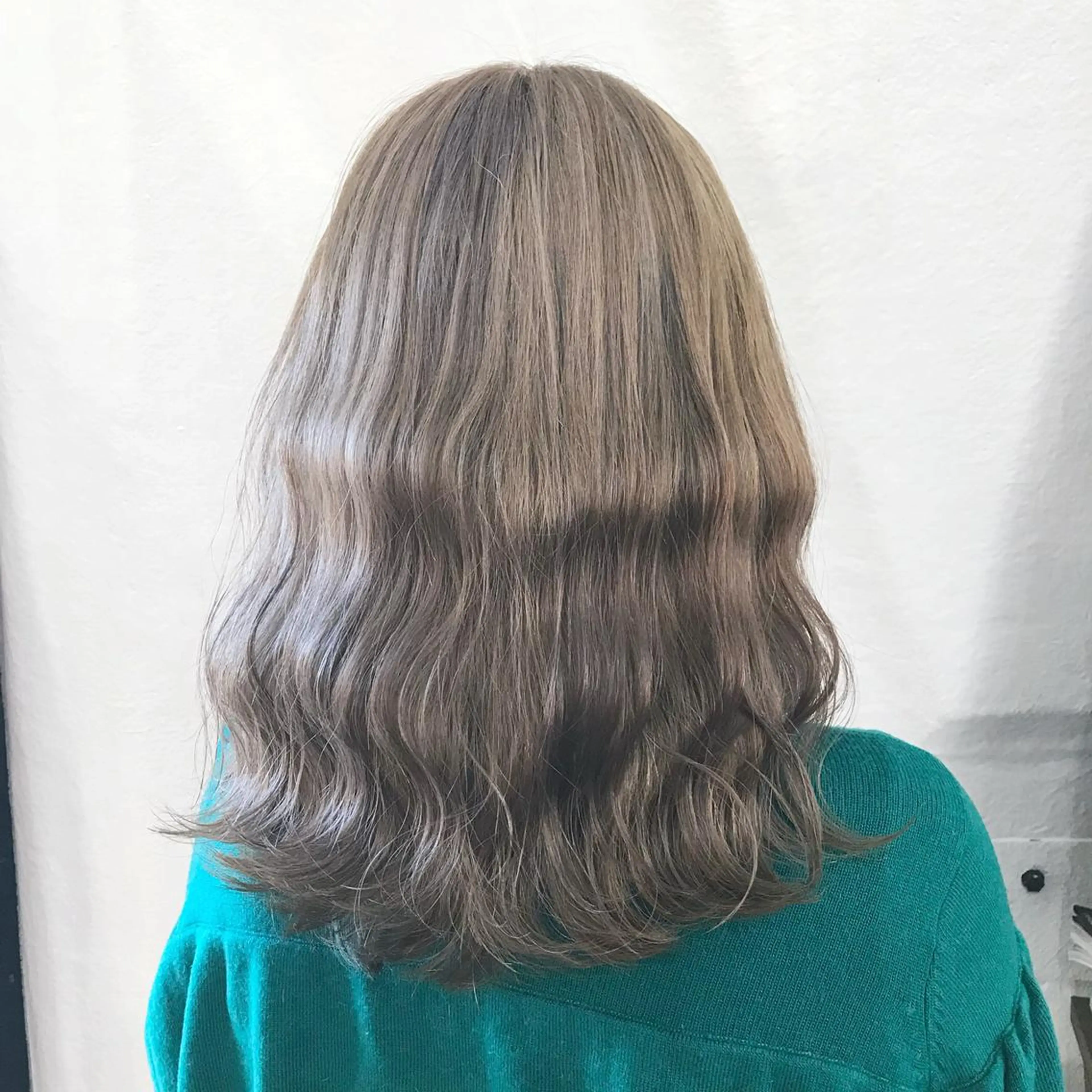 セミロング カラー アッシュ ベージュカラー ブリーチ ホワイトアッシュ サロウィン所属・K-POP好き美容師 🇰🇷Kai.Yのヘアスタイル