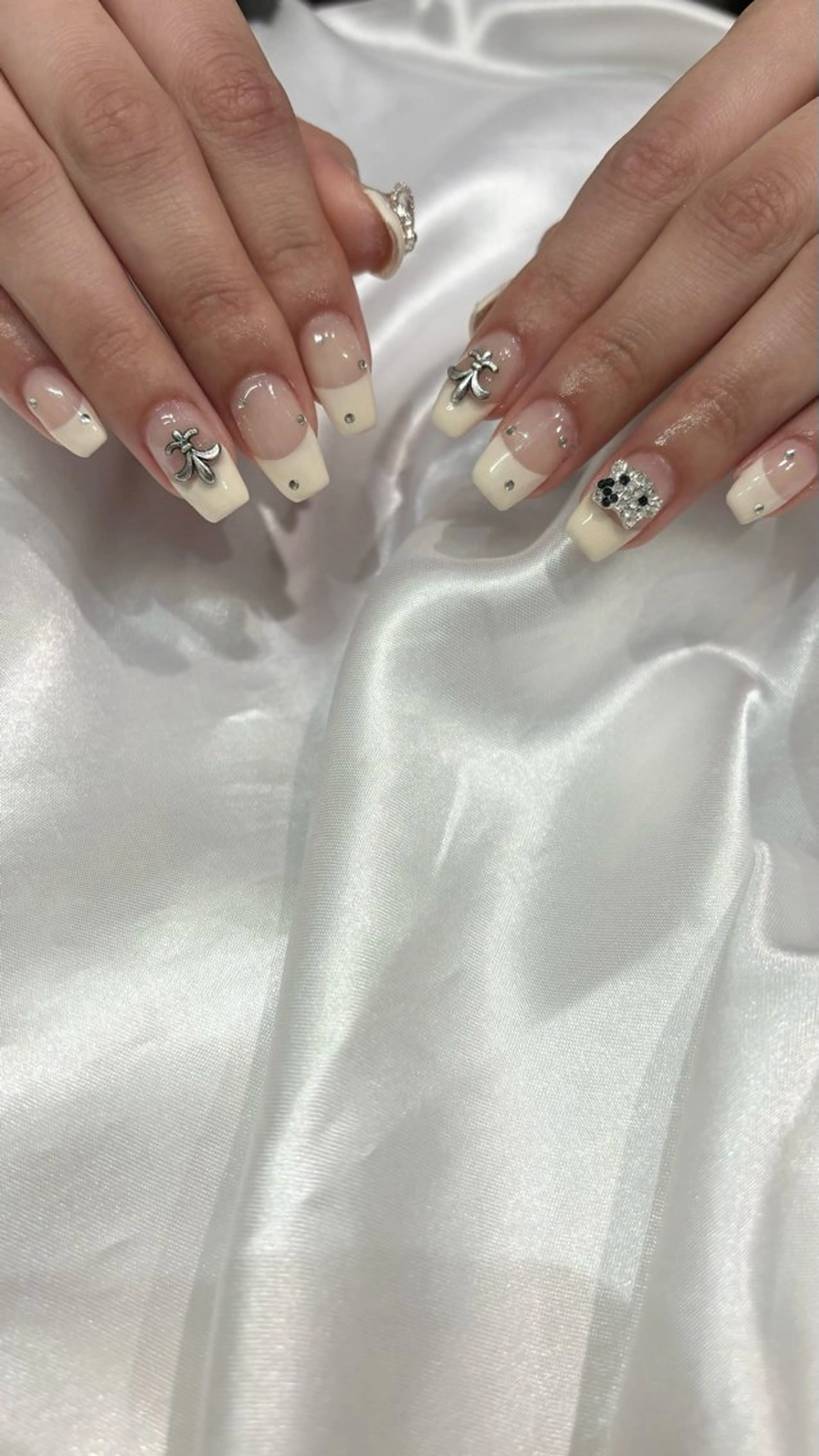 ネイル フレンチネイル ハンドネイル GO TODAY SHAiRE SALON 表参道colore店所属・emmi nailのネイルデザイン