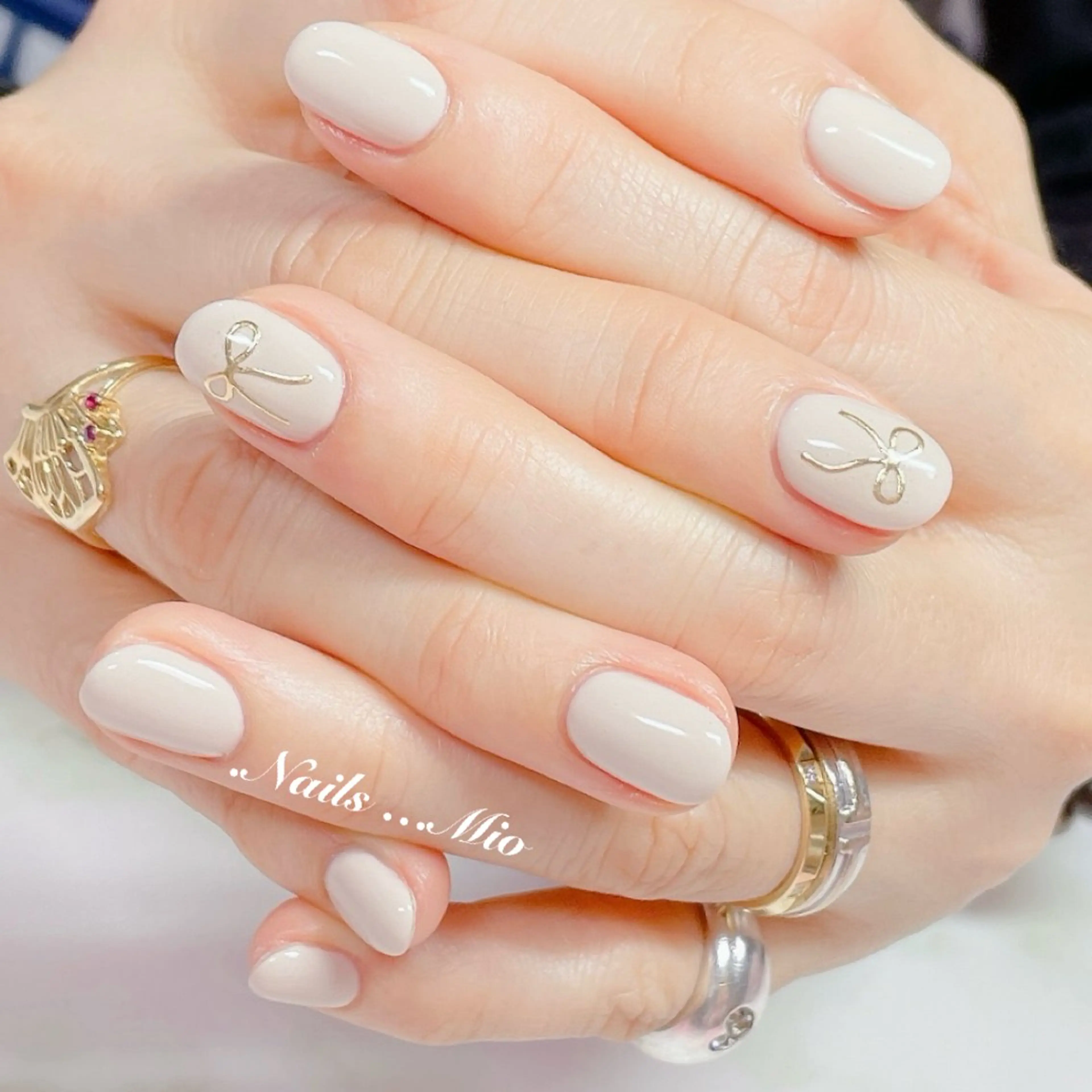 ネイル アートネイル ジェルネイル ワンカラーネイル 赤色 リボン .Nails Mio 赤羽西ネイルサロンのネイルデザイン
