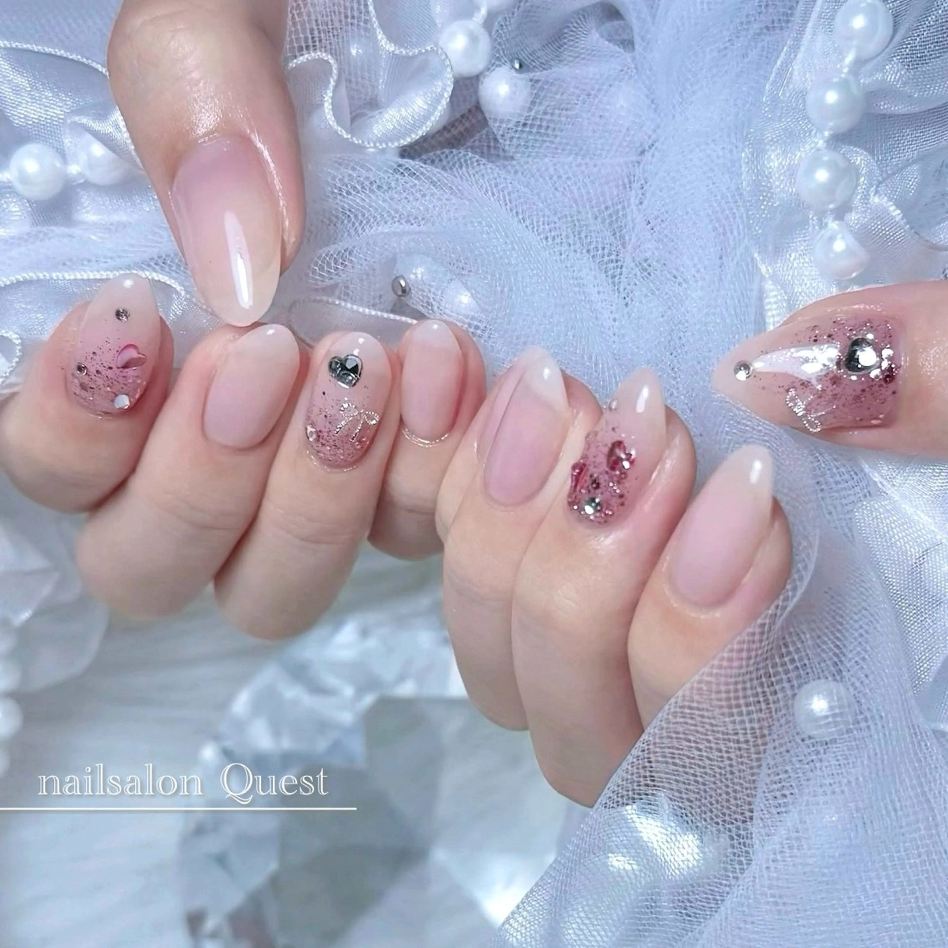 ネイル グラデーション ラメ(グリッター) オフィスネイル リボン シンプルネイル ハンドネイル nailsalon Questのネイルデザイン