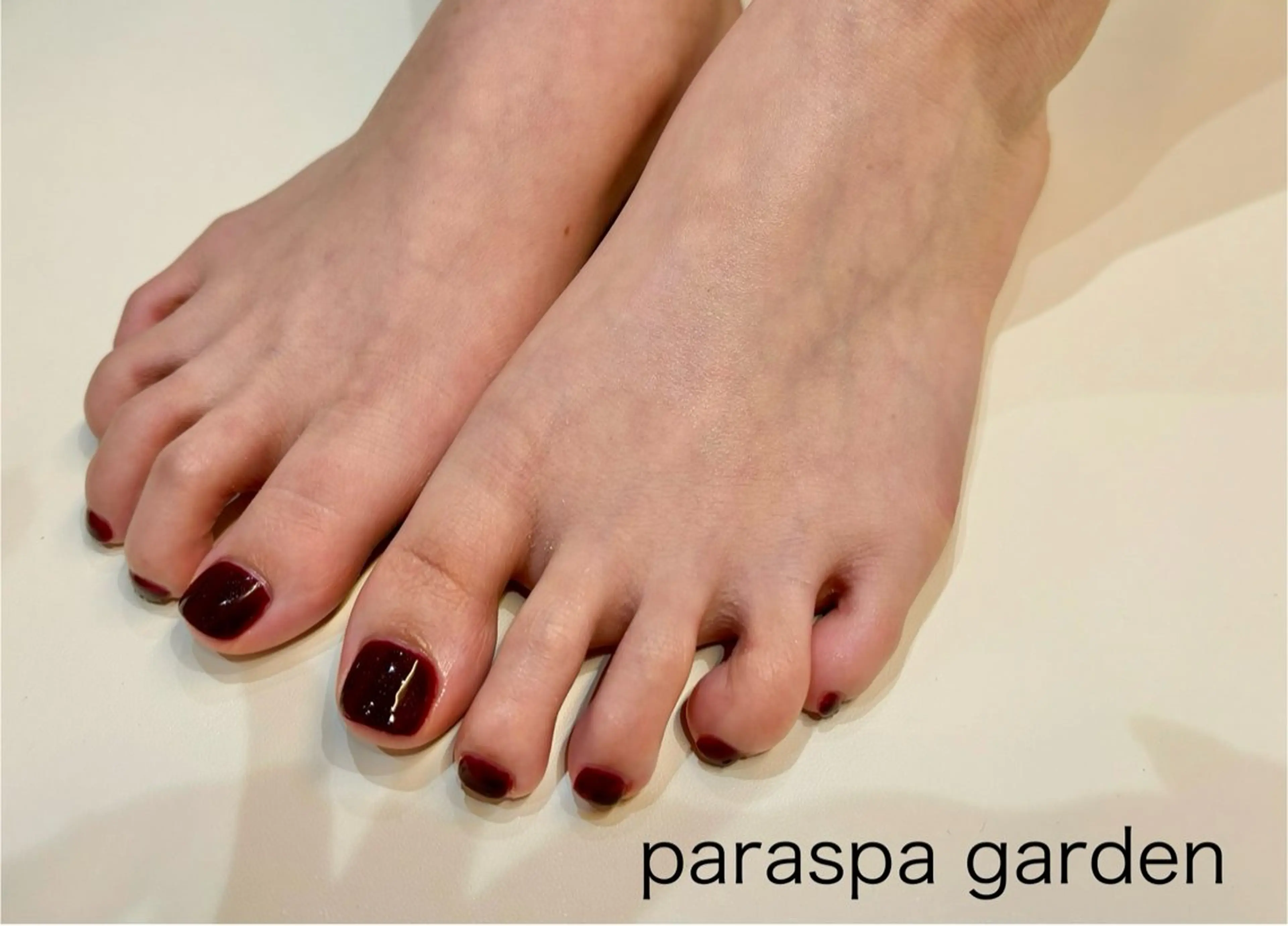 ネイル ボルドー フットネイル ワンカラーネイル 赤色 フットネイル パラスパガーデン ♡齊藤歩のネイルデザイン