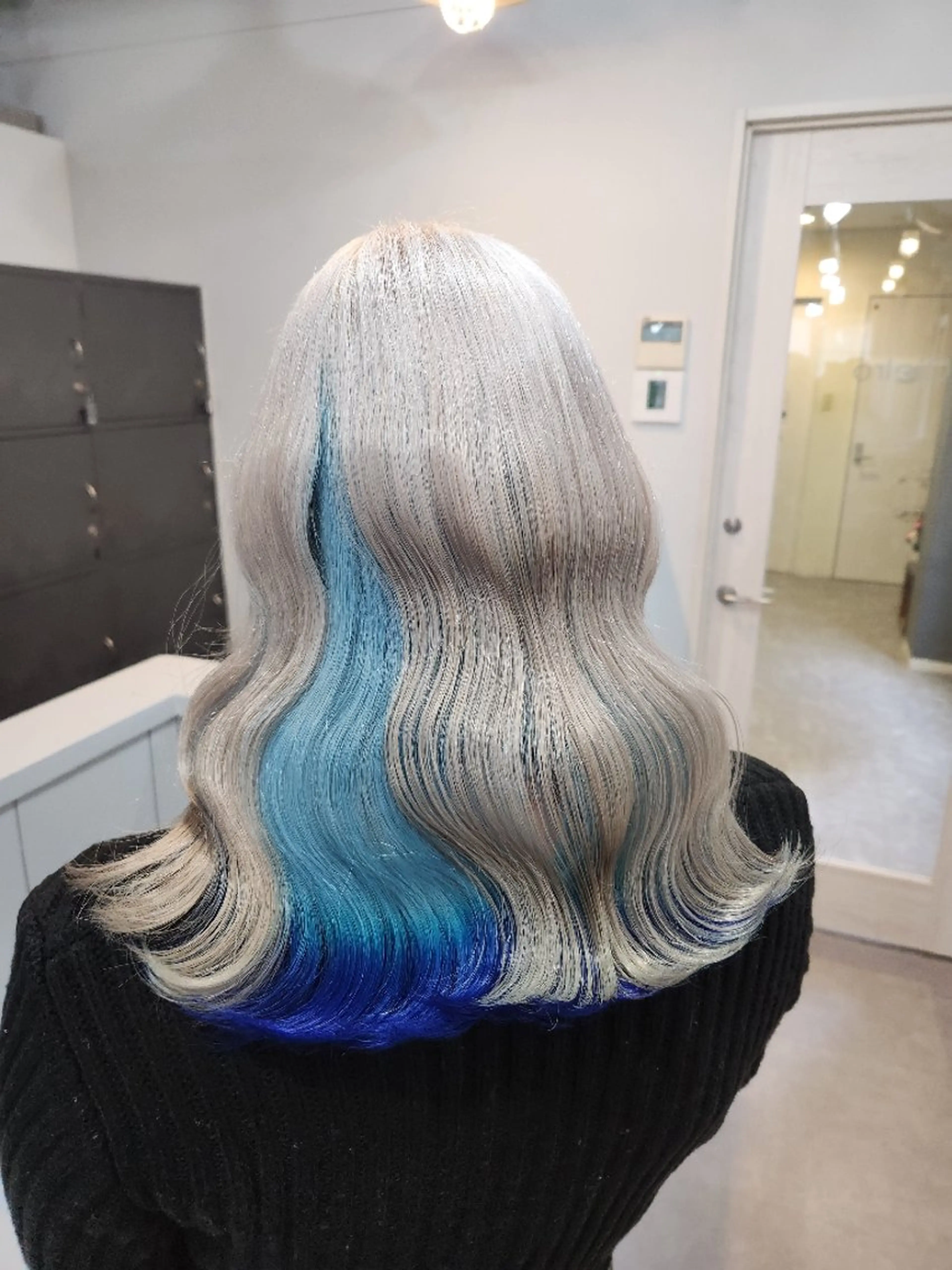 セミロング カラー アッシュ ブリーチ ブルーカラー ケアブリーチ インナーカラー ヘアカラー ツヤ髪✨縮毛矯正 ハイトーンカラーのヘアスタイル