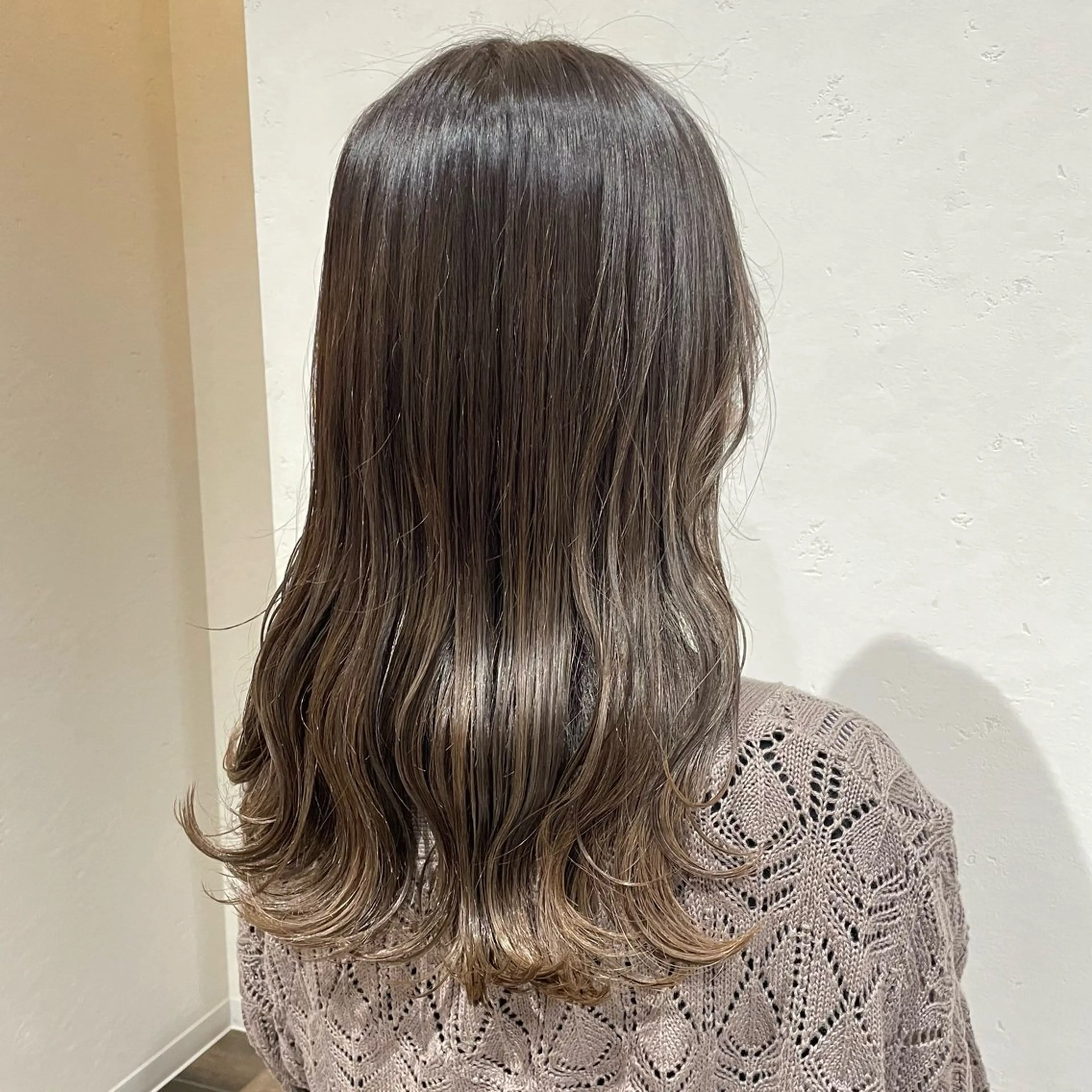 セミロング カラー アッシュ アッシュブラウン ベージュカラー ブリーチ ブラウンカラー カット ヘアカラー トリートメント 村上 遥香 店長スタイリストのヘアスタイル