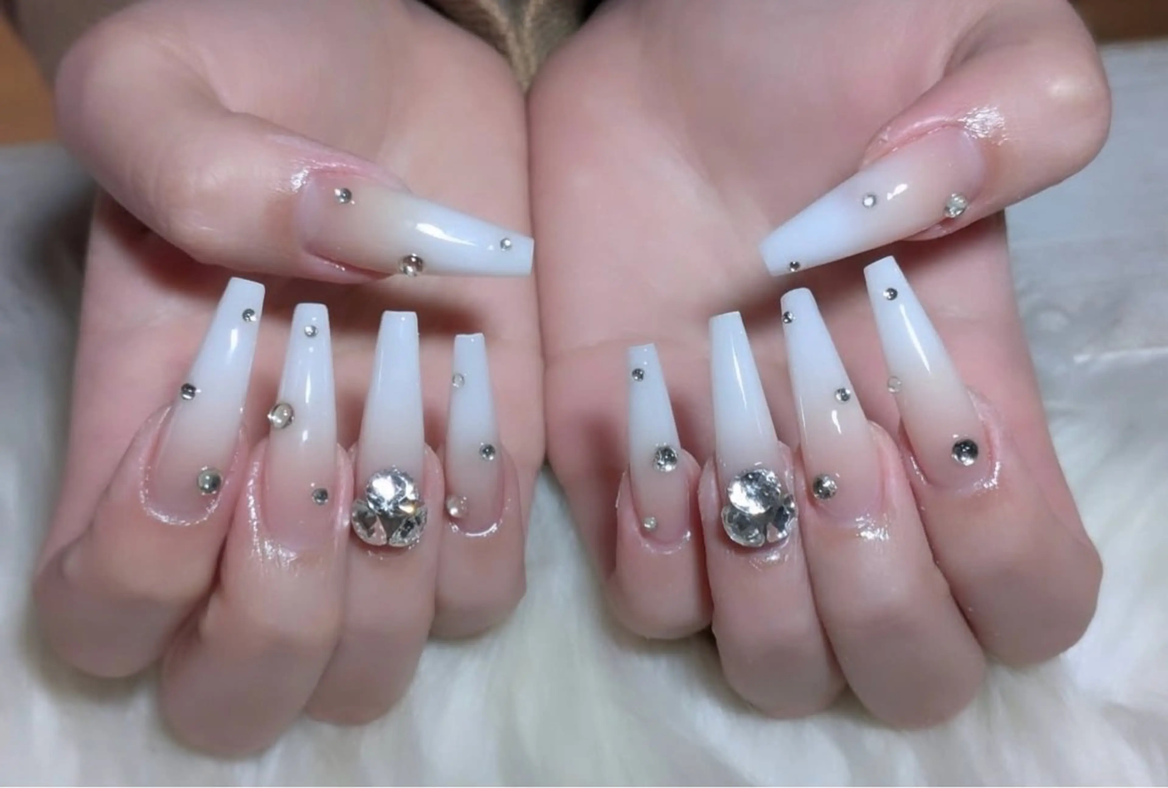 ネイル グラデーション キラキラネイル ワンカラーネイル 冬ネイル Jenn Nail Salonのネイルデザイン