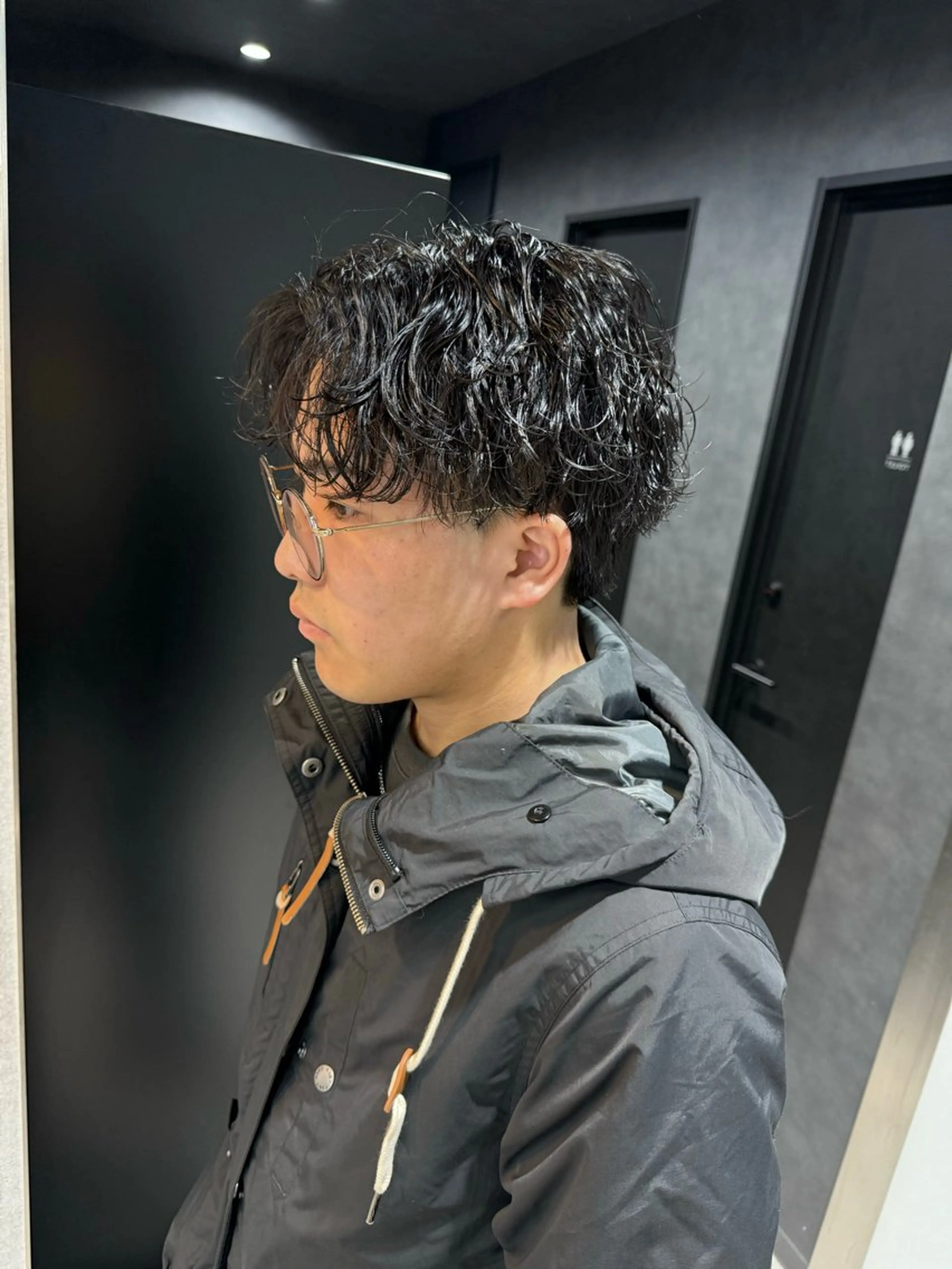 ショート カラー パーマ ヘアアレンジ メンズ メンズブリーチ センターパート メンズハイライト メンズハイトーン マッシュ カット パーマ トリートメント ヘッドスパ ヘアセット スパイキー/フェザー /波巻き/かいとのヘアスタイル