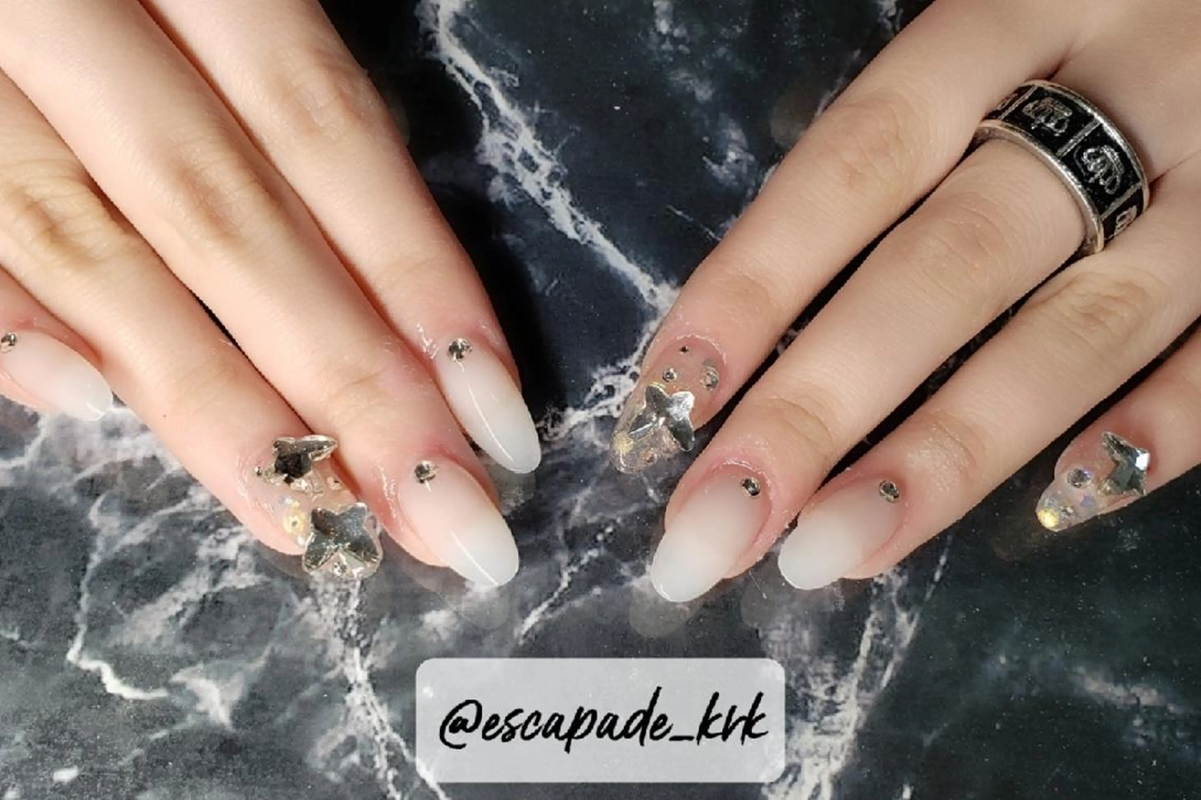 ミディアム ネイル ハンドネイル クロキ 。のネイルデザイン