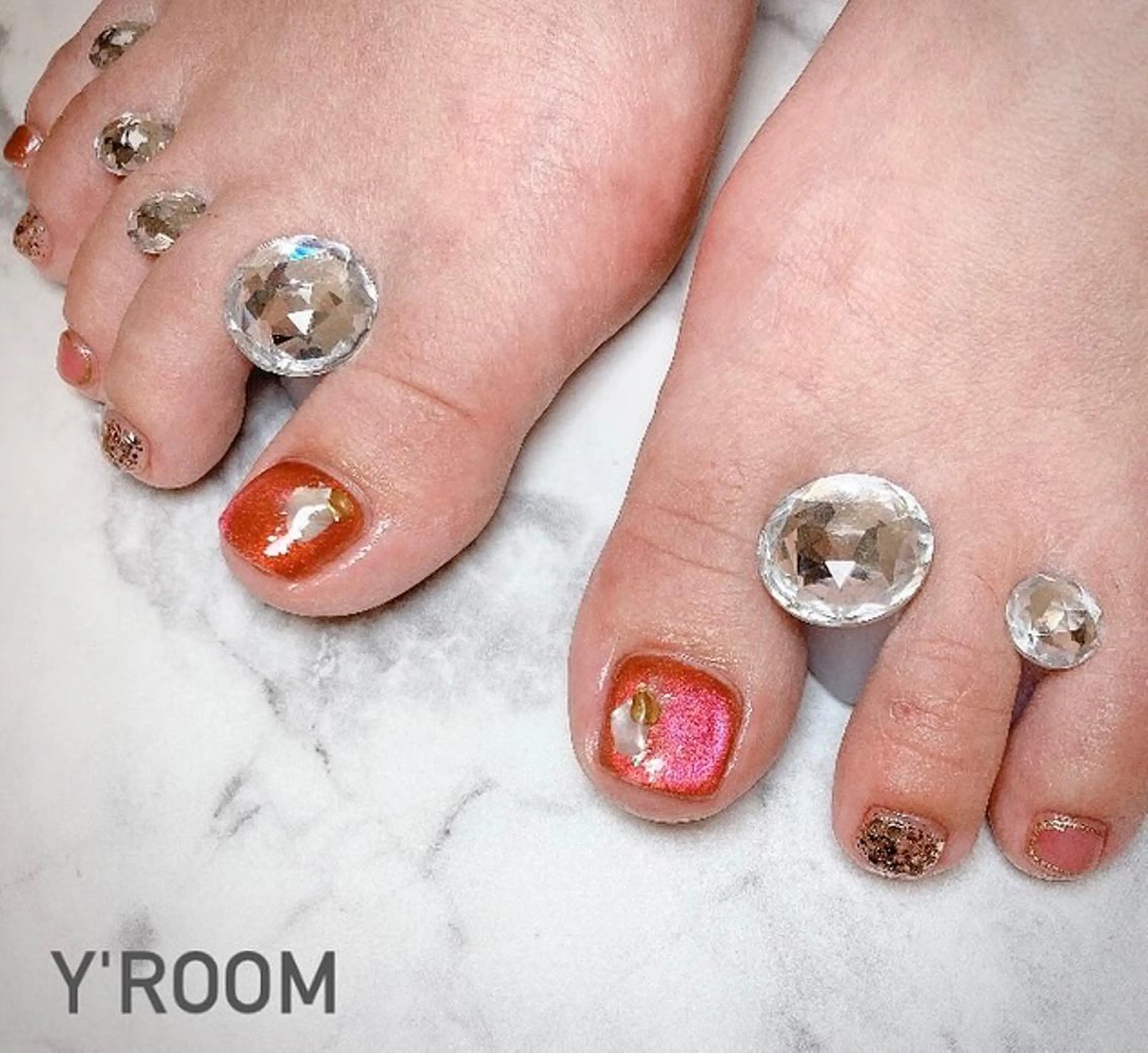 ネイル オーロラネイル フラッシュネイル フットネイル ジェルネイル 氷ネイル・うるうるネイル YUKA （ネイリスト）のネイルデザイン