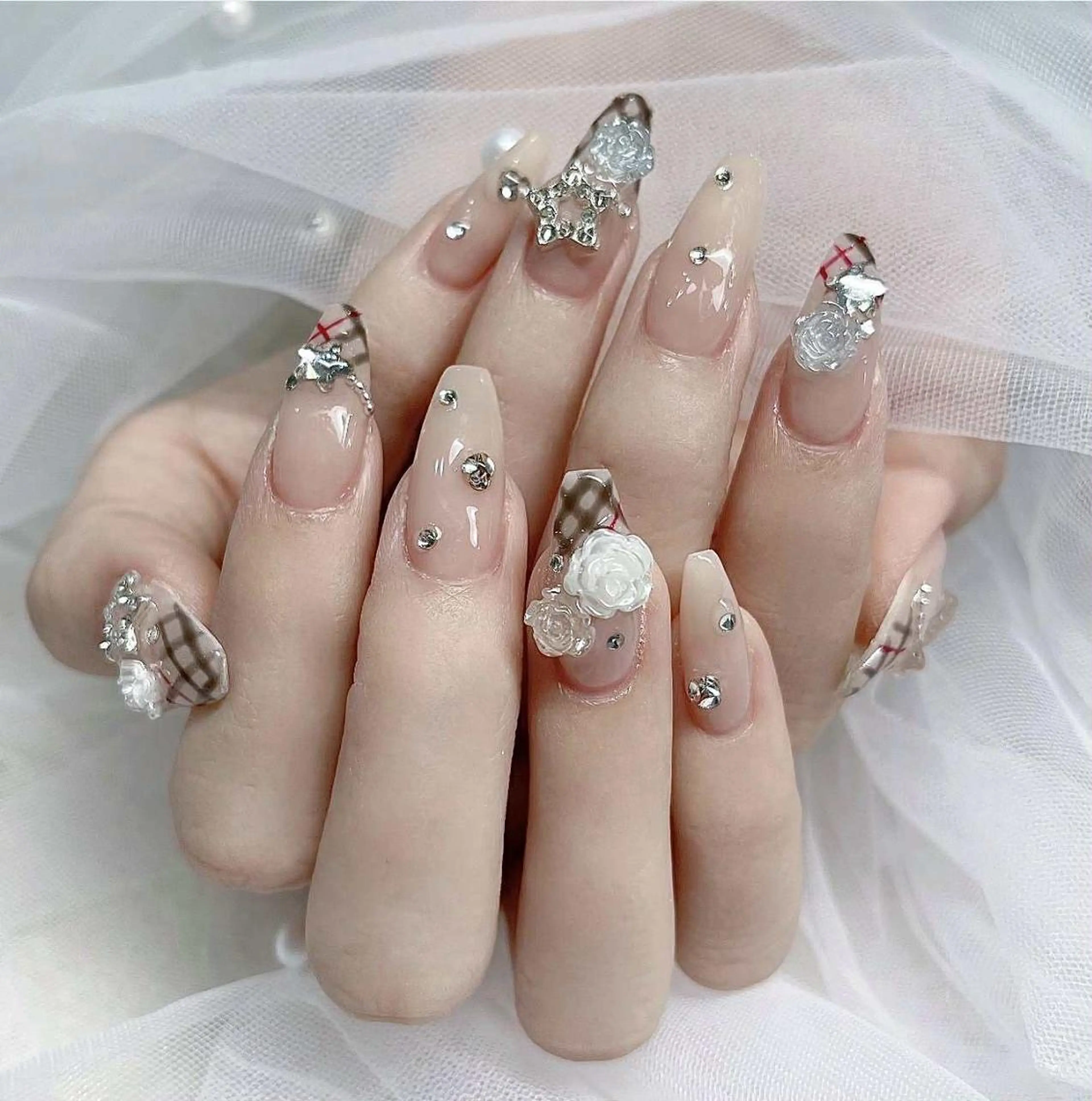 ロング カラー ベージュカラー グラデーションカラー ピンクカラー 韓国風ヘア ハンドネイル Bling Salonのネイルデザイン