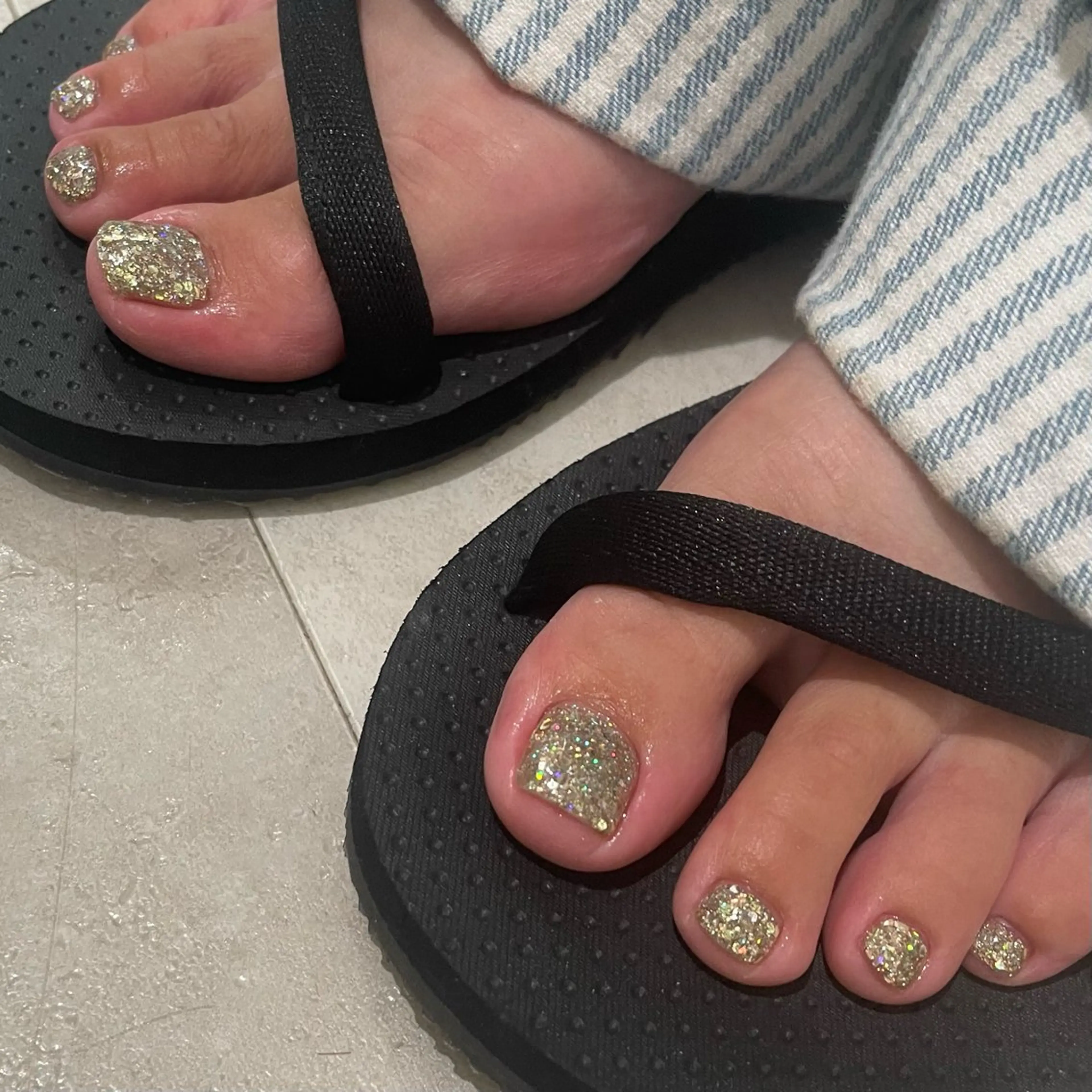 ネイル カジュアル フットネイル キラキラネイル ニュアンスネイル ショートネイル 八潮市ショートネイル 🌼AKANEのネイルデザイン