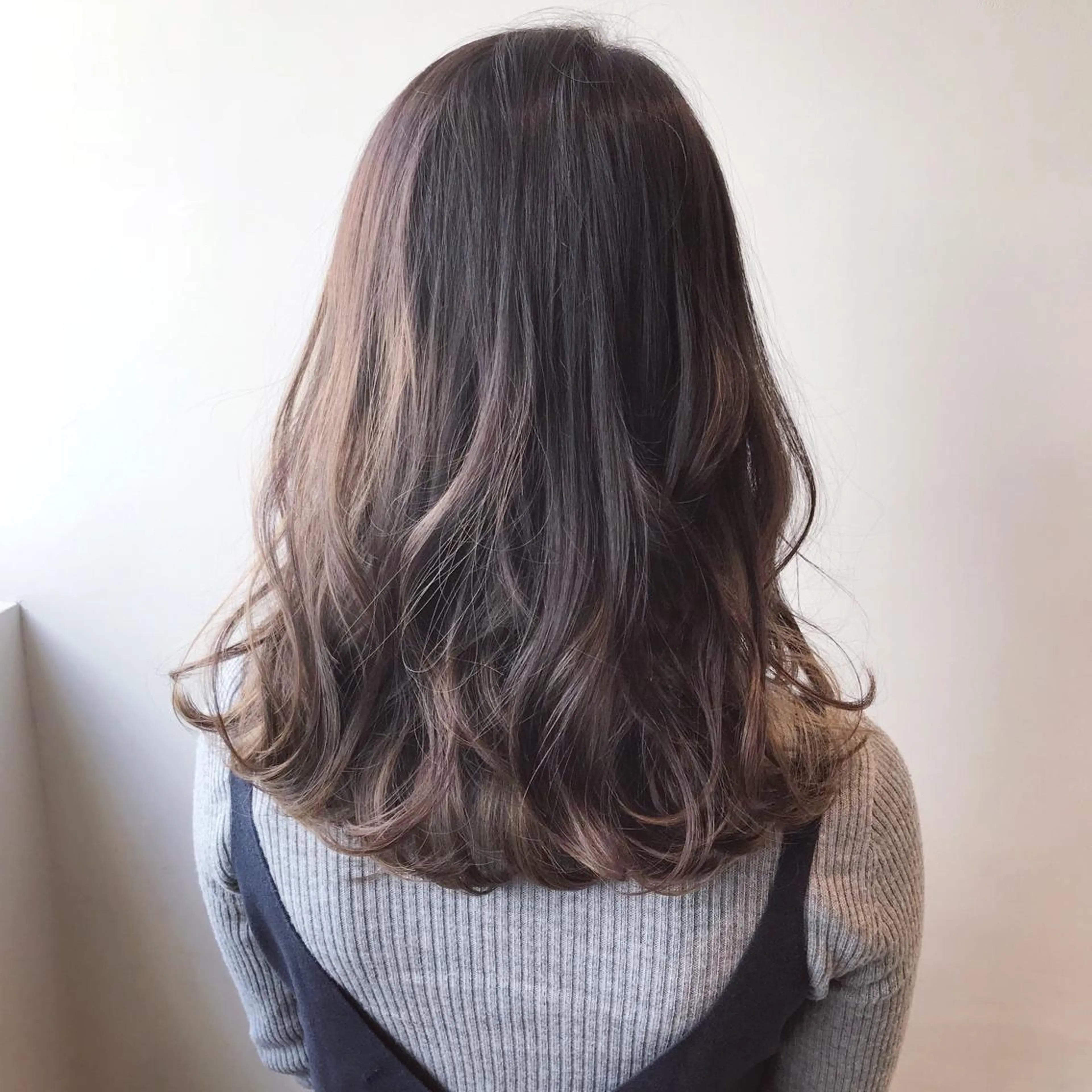 セミロング ヘアアレンジ アッシュ カット ヘアカラー トリートメント ヘッドスパ SALOWIN銀座VORT所属・小林 佳祐のヘアスタイル