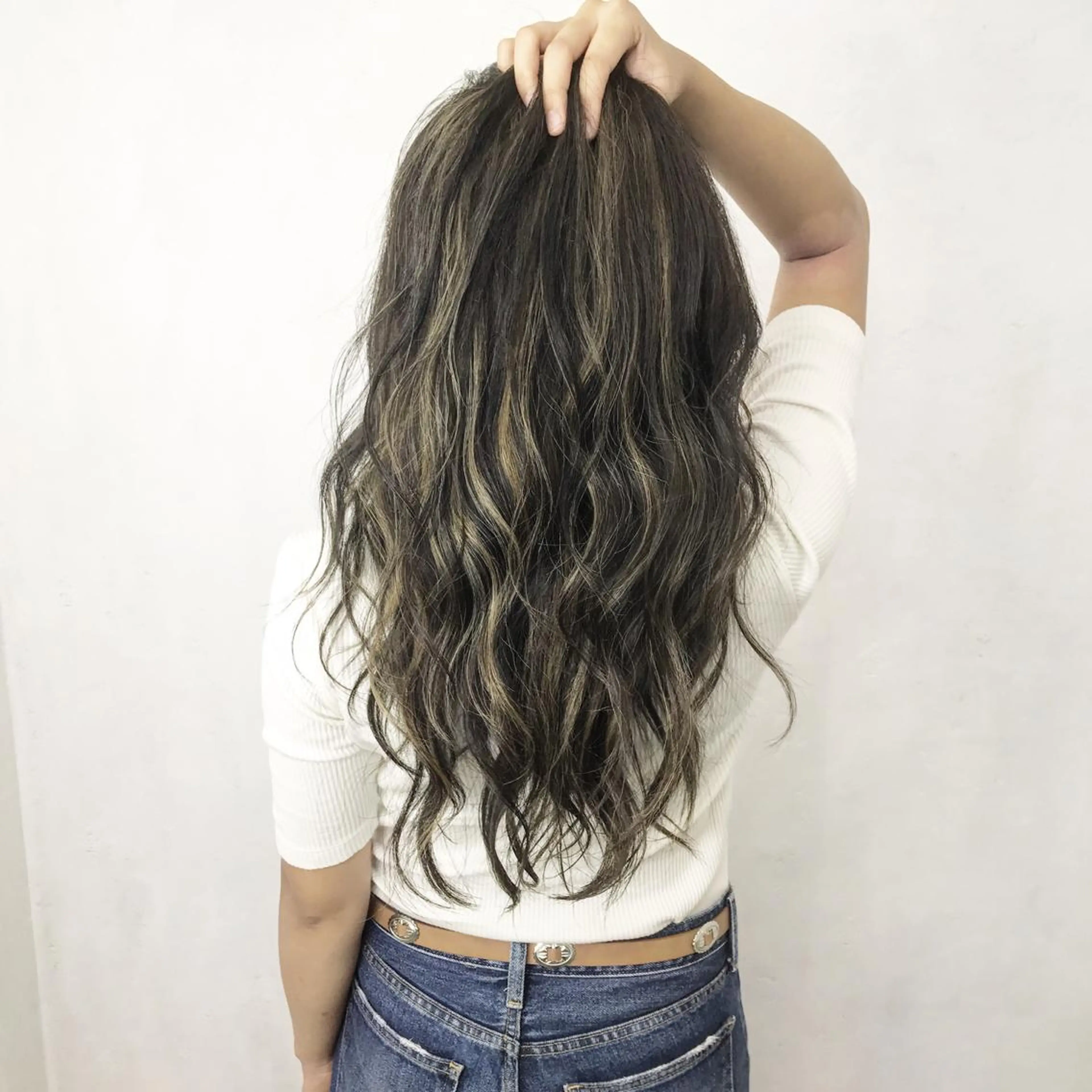 ロング カラー グレージュ ハイライトカラー ハイライト ヘアカラー TATSUYA アートディレクターのヘアスタイル