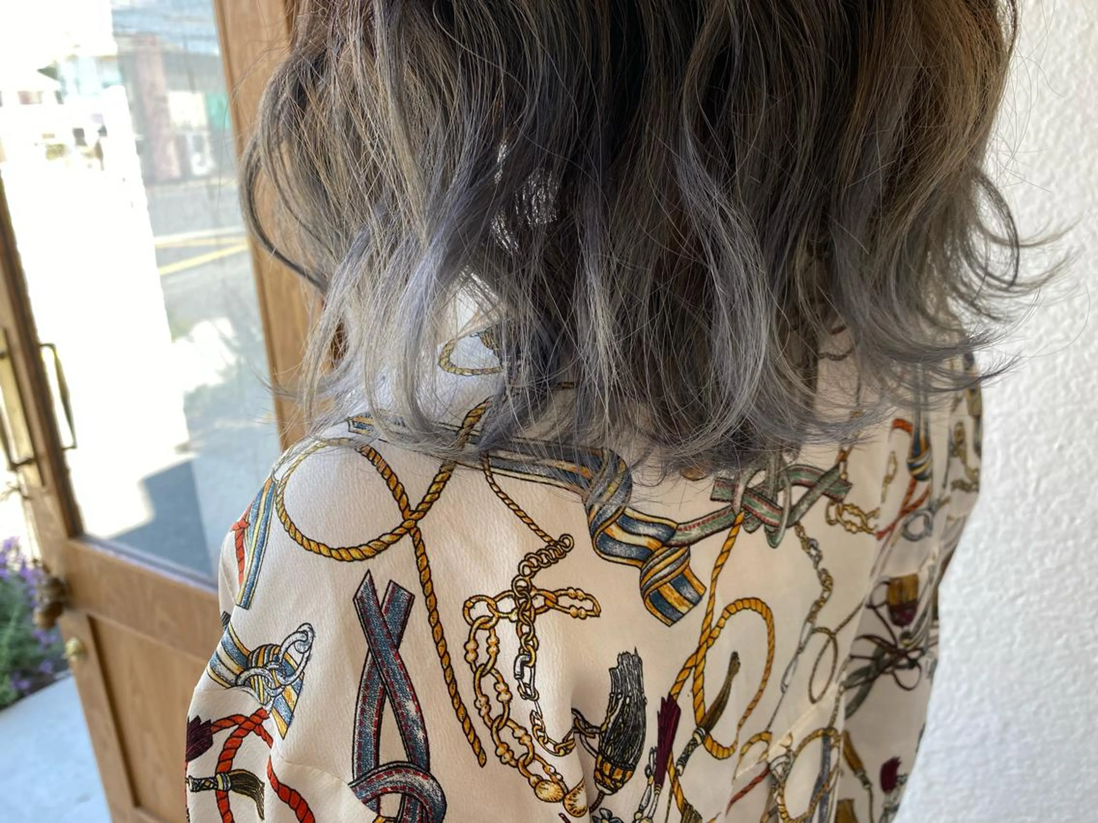 ミディアム カラー ブリーチ グラデーションカラー シルバー カット ヘアカラー 入江 志穂のヘアスタイル