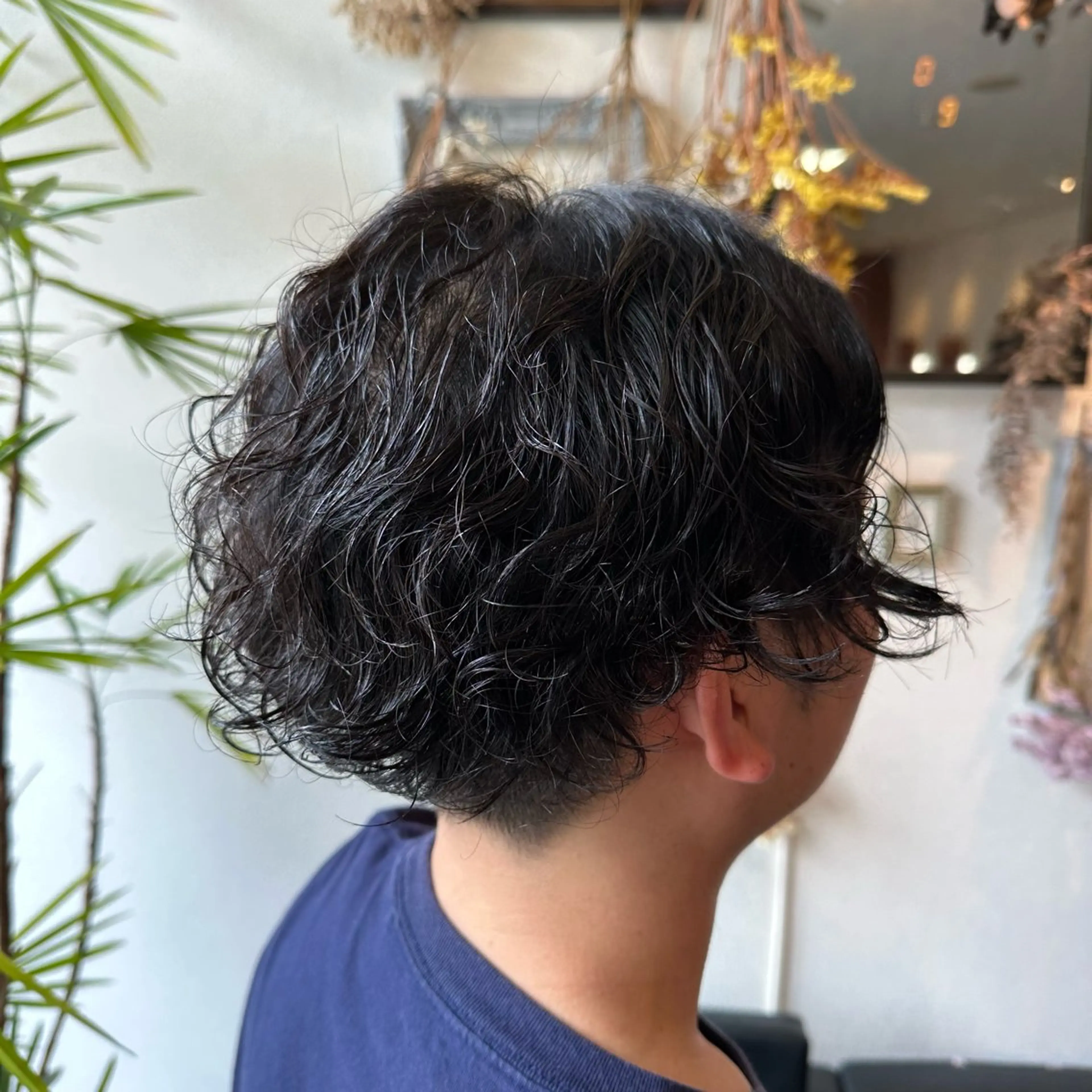 ショート パーマ メンズ センターパート メンズパーマ スパイラルパーマ インナーカラー指名 No.1菊池柊真のヘアスタイル