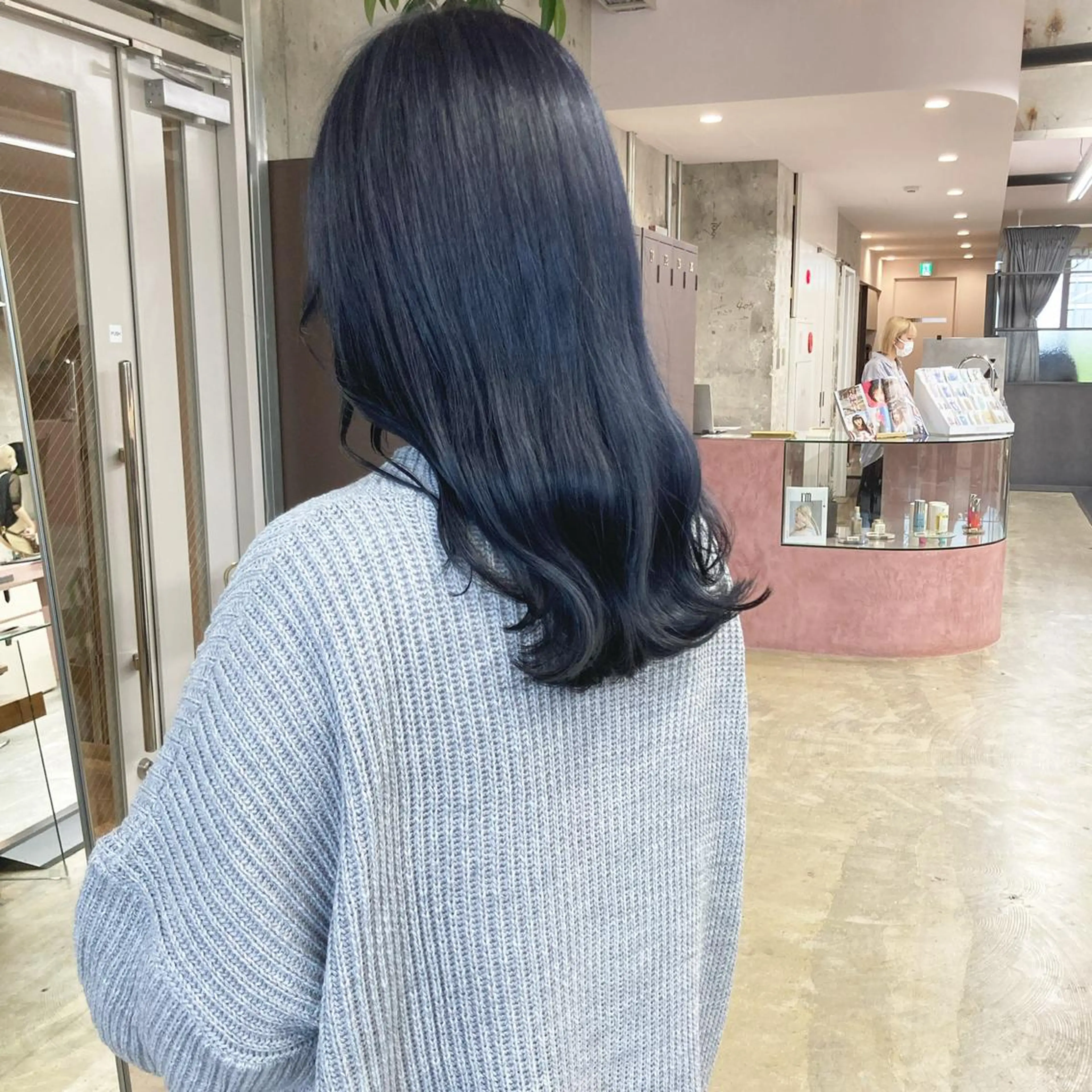 セミロング カラー ブリーチ ブルーカラー 小木曽智美 /ボブ/ショートのヘアスタイル