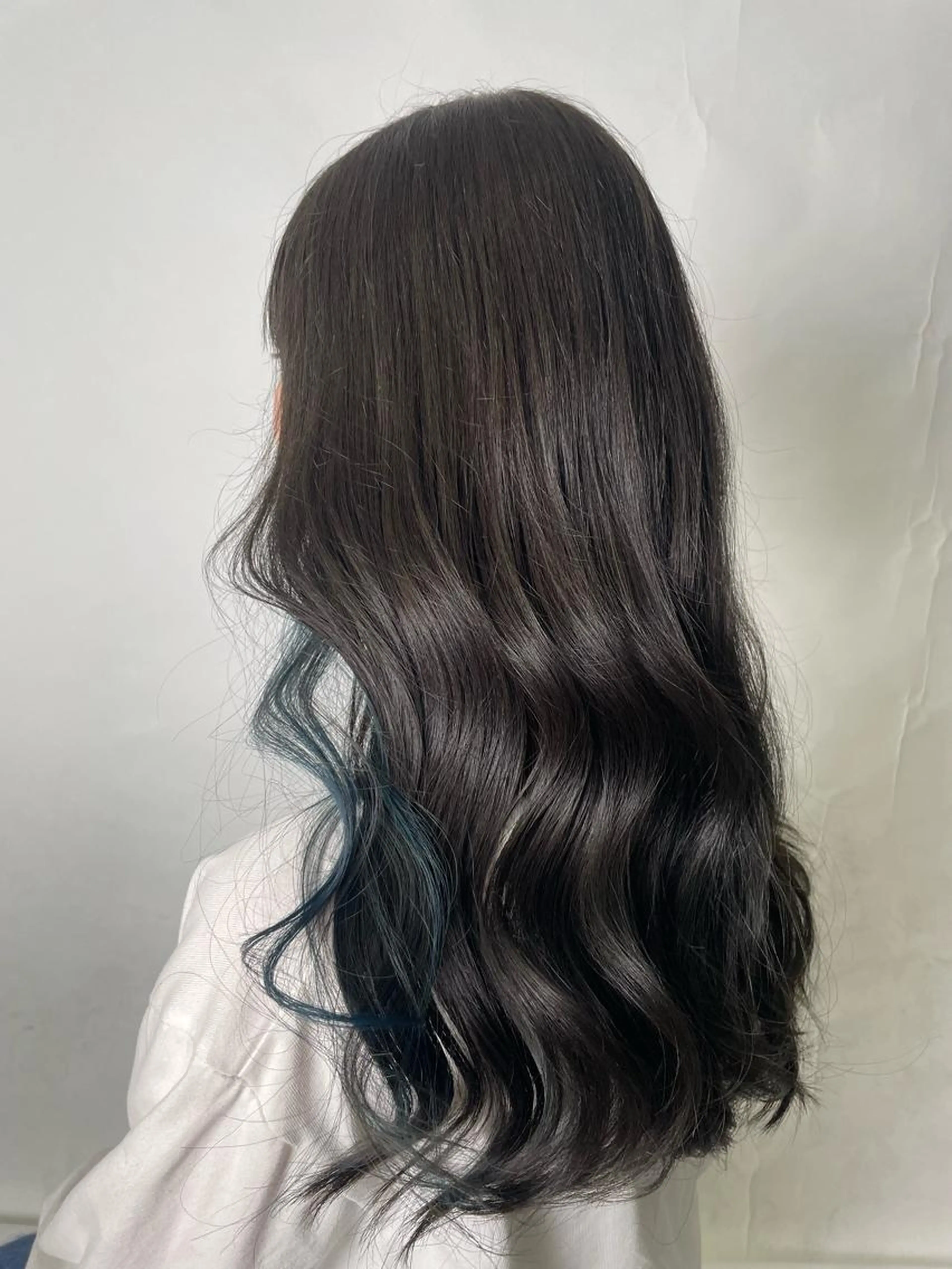 カット + ワンポイントブリーチ +全体カラー💙　イヤリングカラーやポイントのデザインカラーにおすすめ🤍の写真