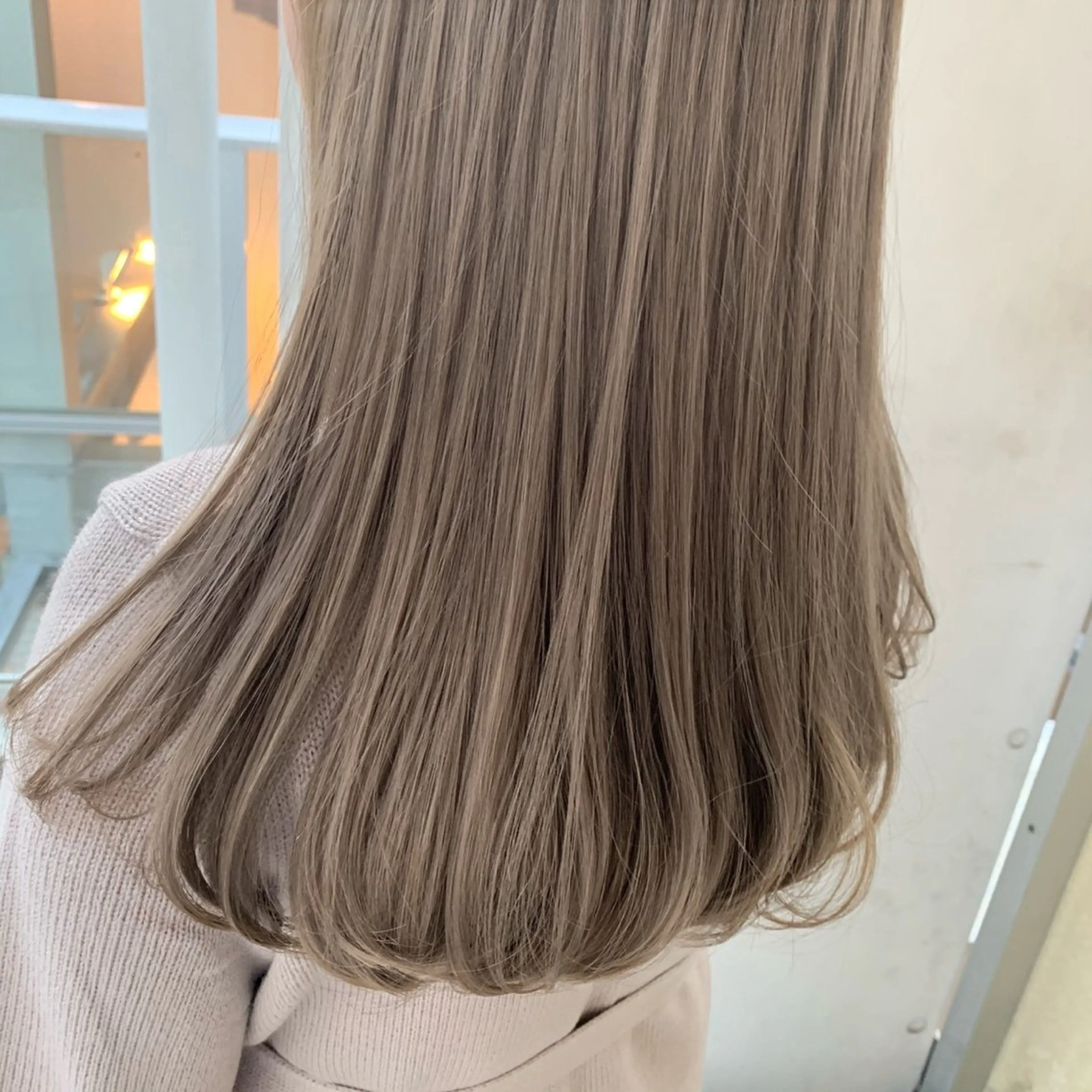 セミロング カラー ベージュカラー ハイトーンカラー ミルクティーベージュ kopje所属・コバヤシ リョウのヘアスタイル