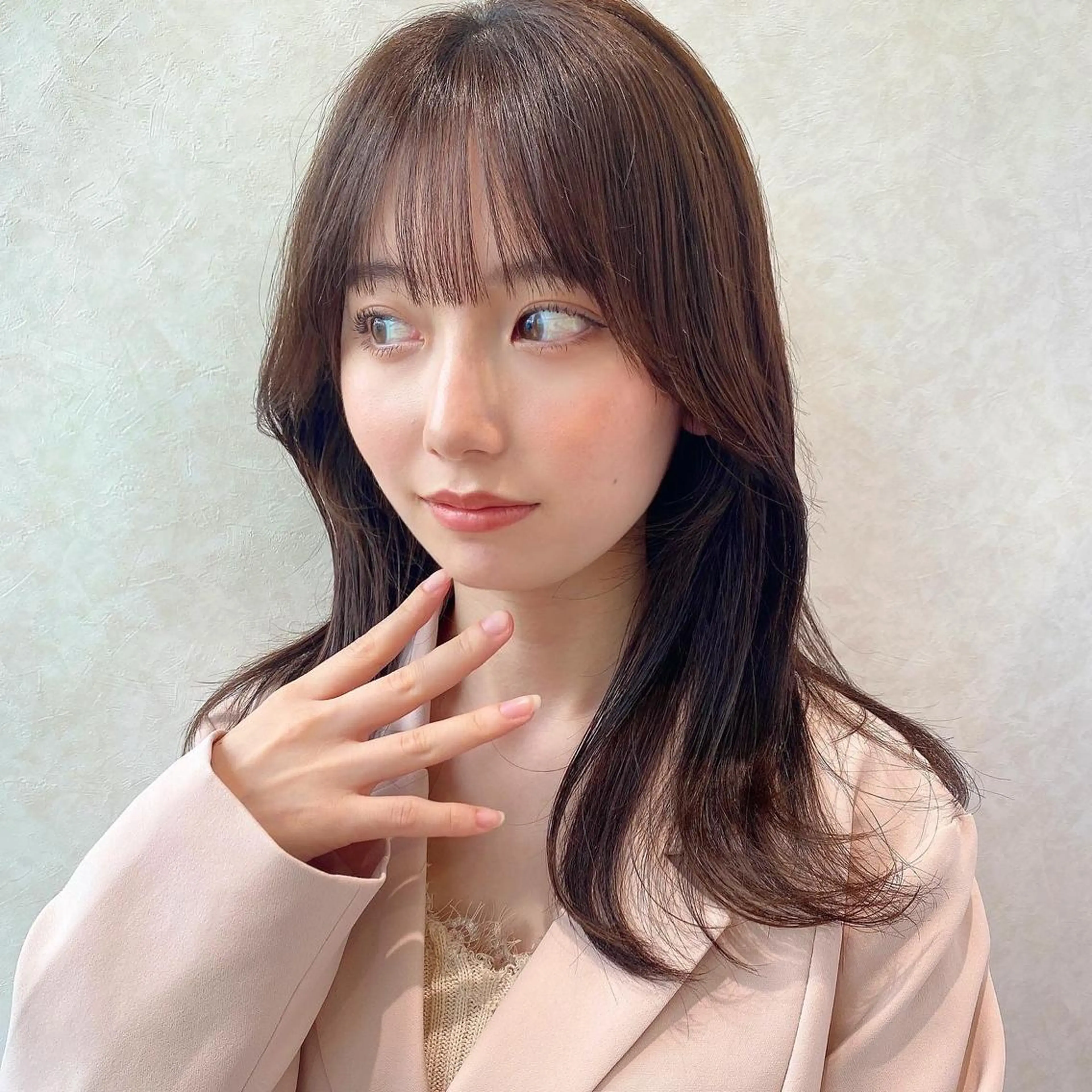 ミディアム カラー ミディアムレイヤー くびれヘア 顔周りカット レイヤーカット シースルーバング カット ヘアカラー トリートメント 顔周り/くびれヘア 韓国ヘア💕風間るなのヘアスタイル